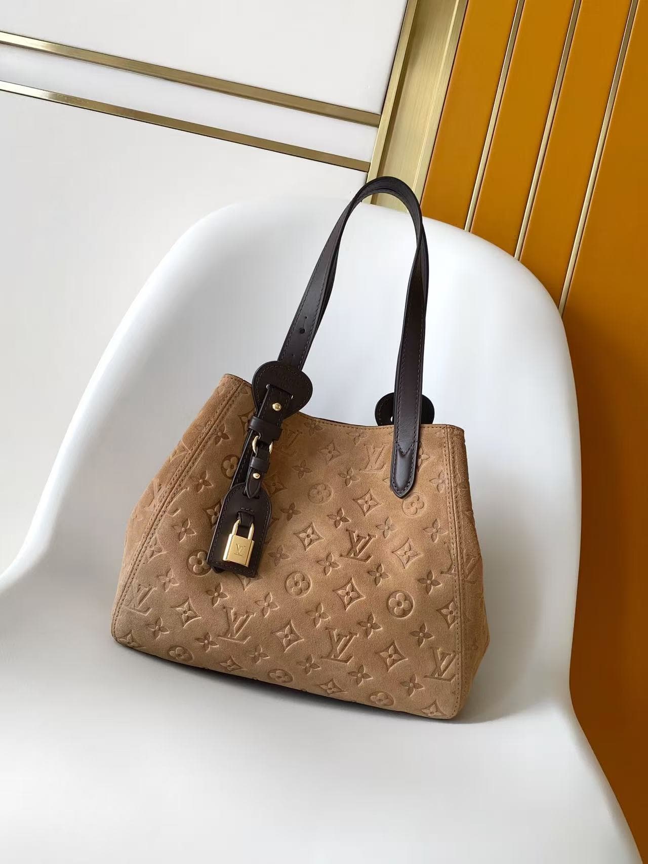 C5032 💰M29836 This compact All In One handbag belongs to the Back to School collection. It features a suede leather surface with Monogram pattern, along with contrasting cowhide trim, making it easy to pair with new season styles. Classic LV lock and name — image 4