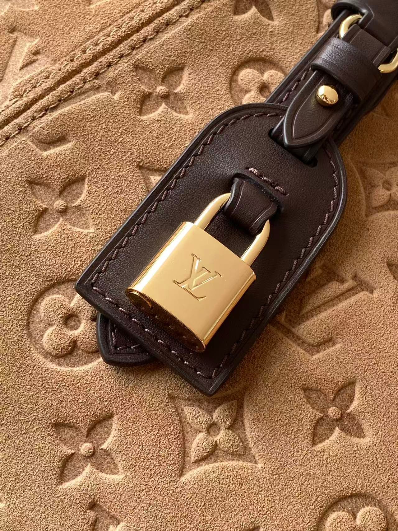 C5032 💰M29836 This compact All In One handbag belongs to the Back to School collection. It features a suede leather surface with Monogram pattern, along with contrasting cowhide trim, making it easy to pair with new season styles. Classic LV lock and name — image 7