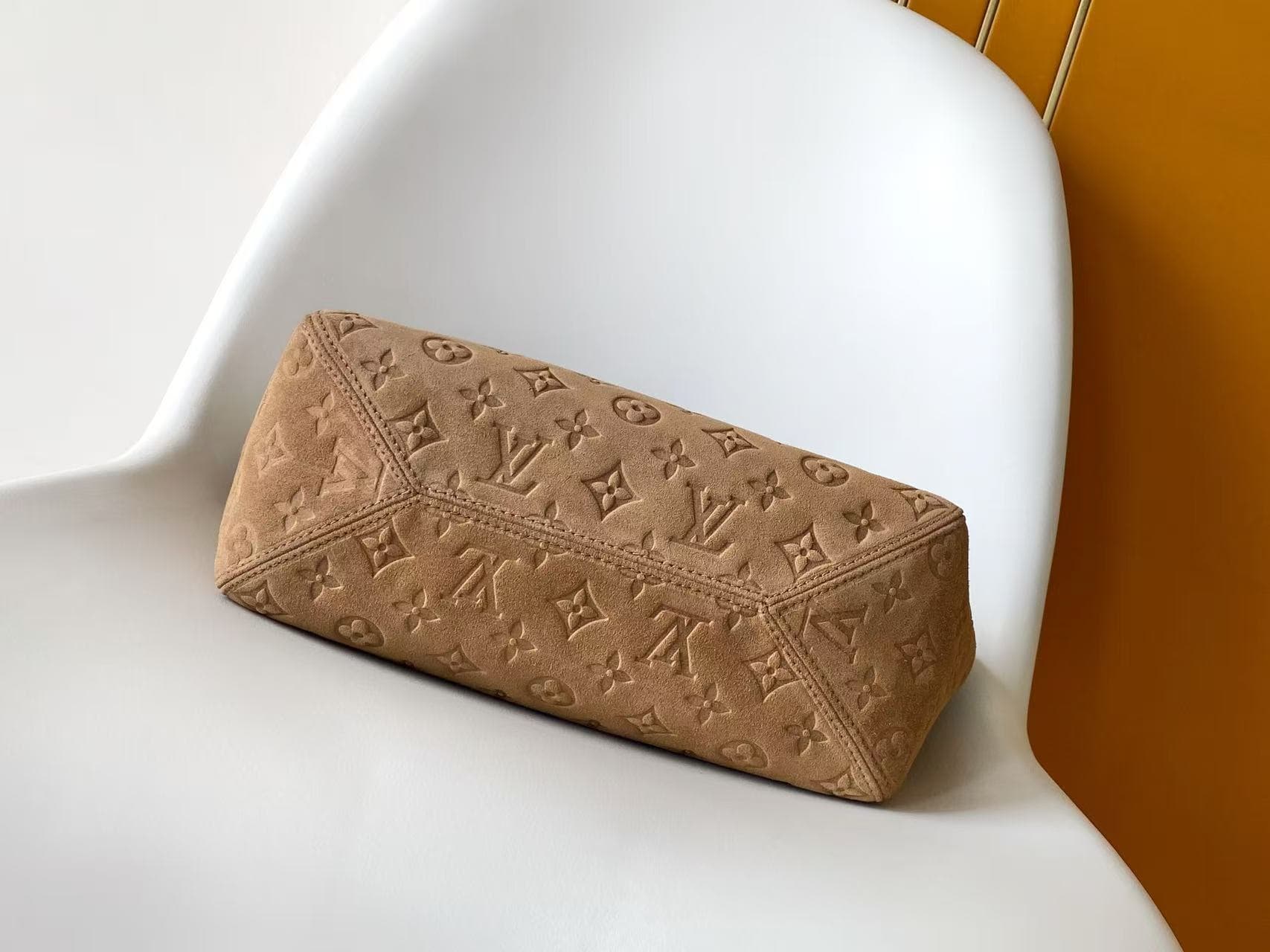 C5032 💰M29836 This compact All In One handbag belongs to the Back to School collection. It features a suede leather surface with Monogram pattern, along with contrasting cowhide trim, making it easy to pair with new season styles. Classic LV lock and name — image 5