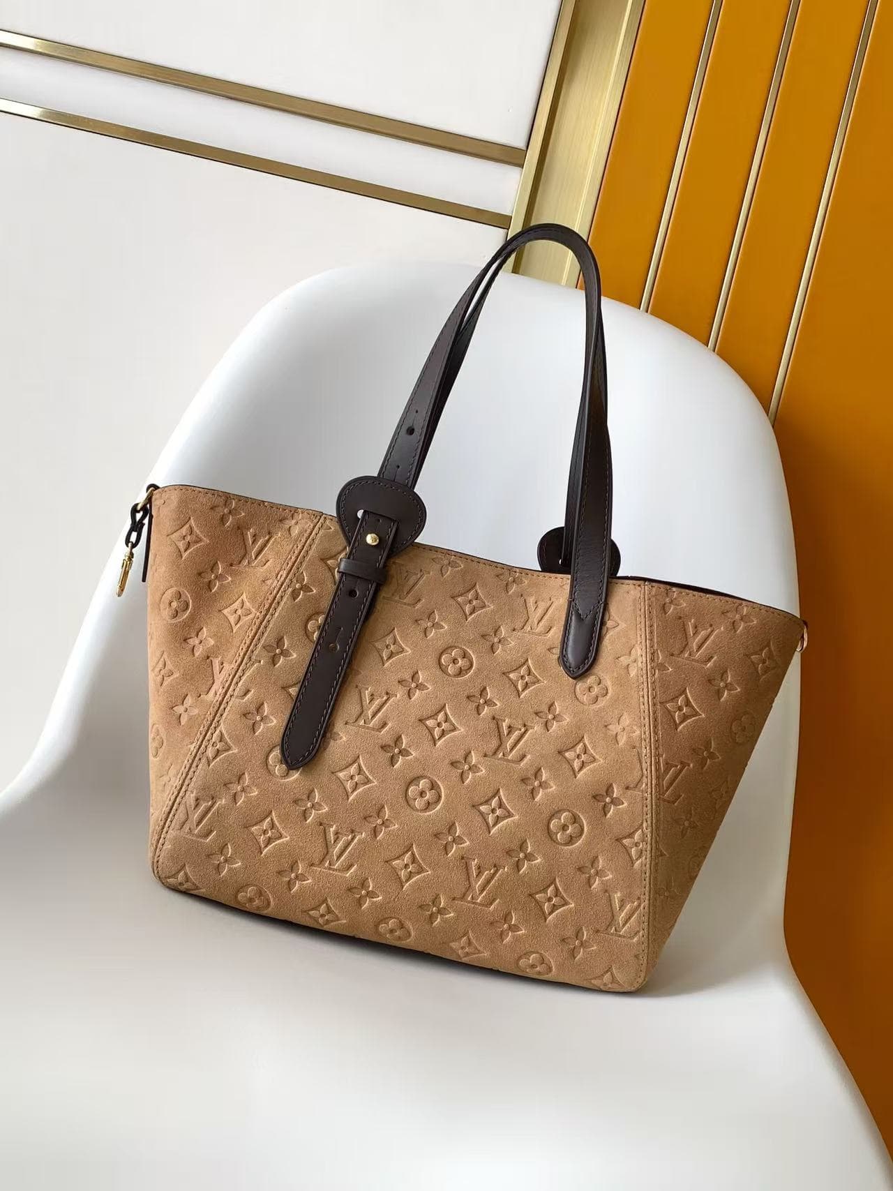 C5032 💰M29836 This compact All In One handbag belongs to the Back to School collection. It features a suede leather surface with Monogram pattern, along with contrasting cowhide trim, making it easy to pair with new season styles. Classic LV lock and name — image 3