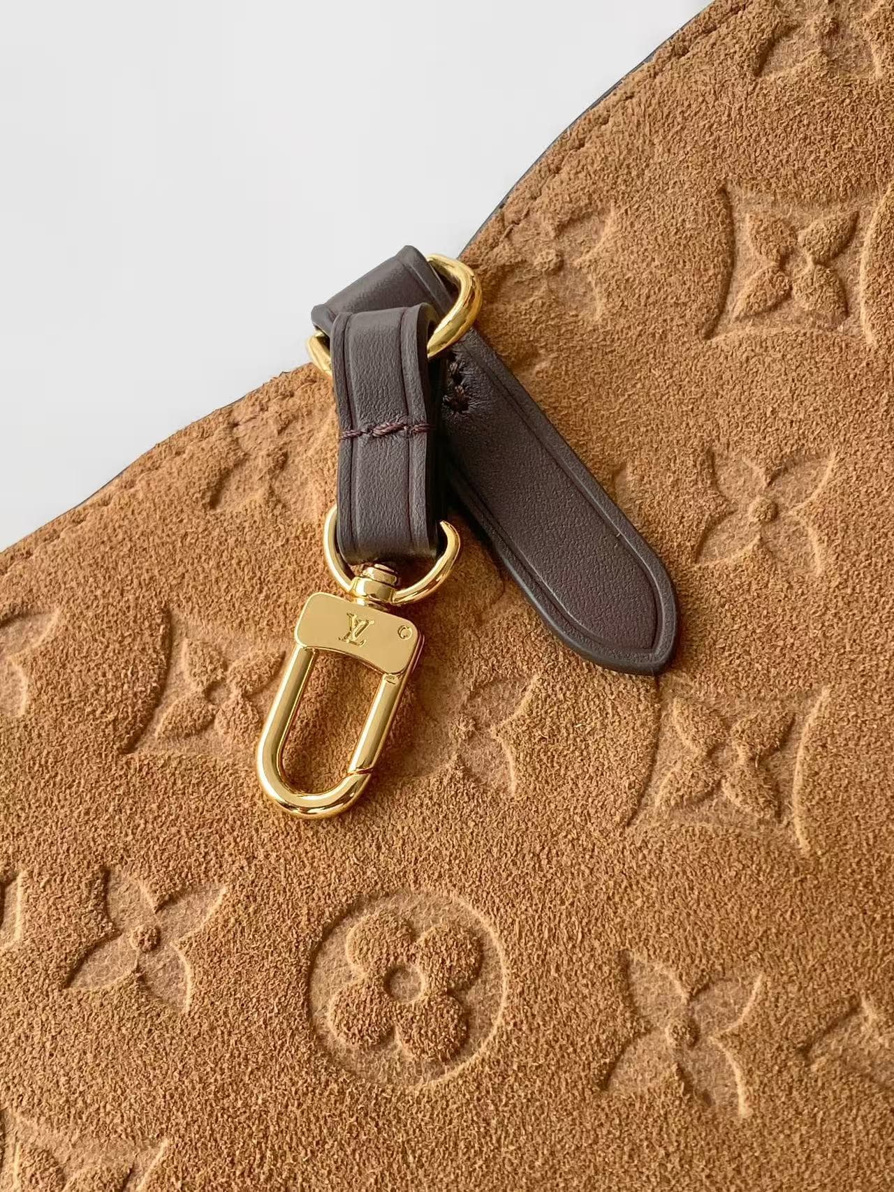 C5032 💰M29836 This compact All In One handbag belongs to the Back to School collection. It features a suede leather surface with Monogram pattern, along with contrasting cowhide trim, making it easy to pair with new season styles. Classic LV lock and name — image 8