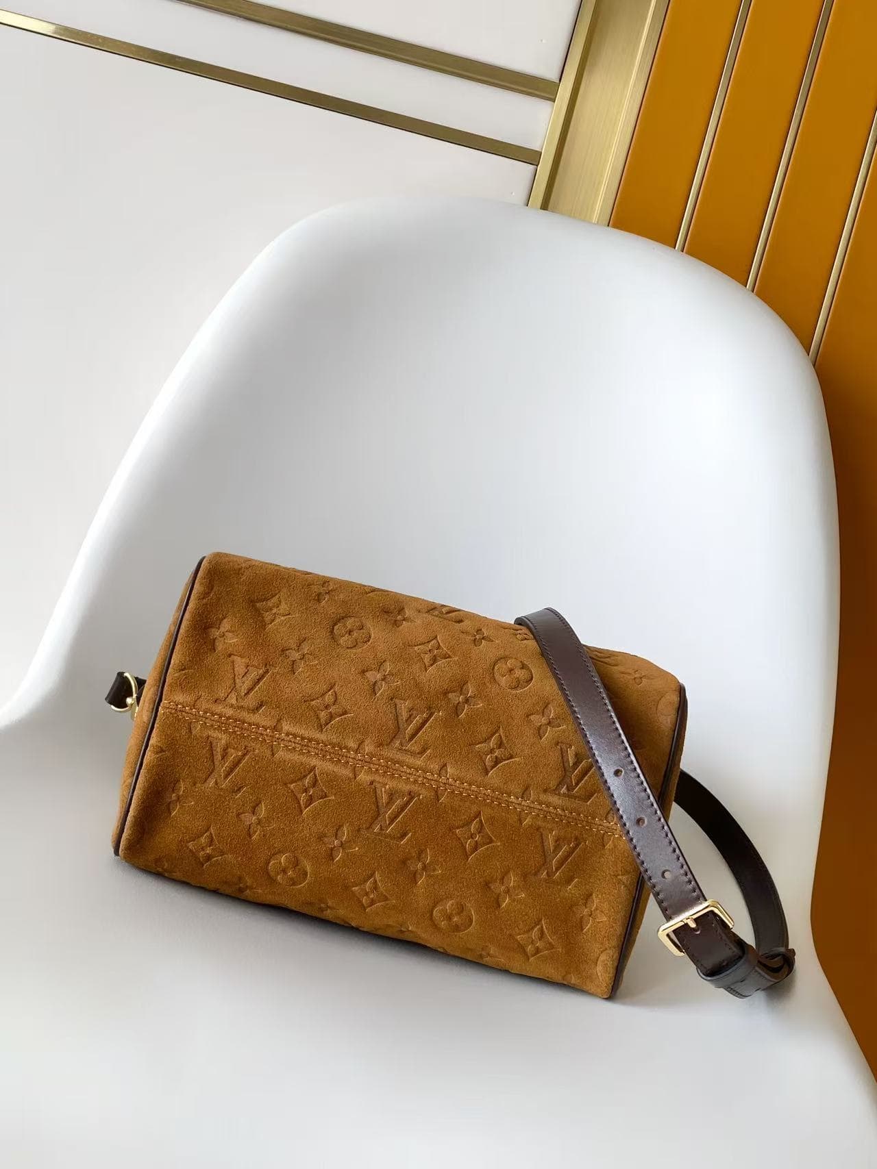 C5030 💰M2A383 This Speedy Bandoulière 25 handbag belongs to the Back to School collection. It features a soft, elegant suede leather with a Monogram pattern, along with contrasting leather trim to enhance the design. Refined metal elements and LV locks ad — image 4