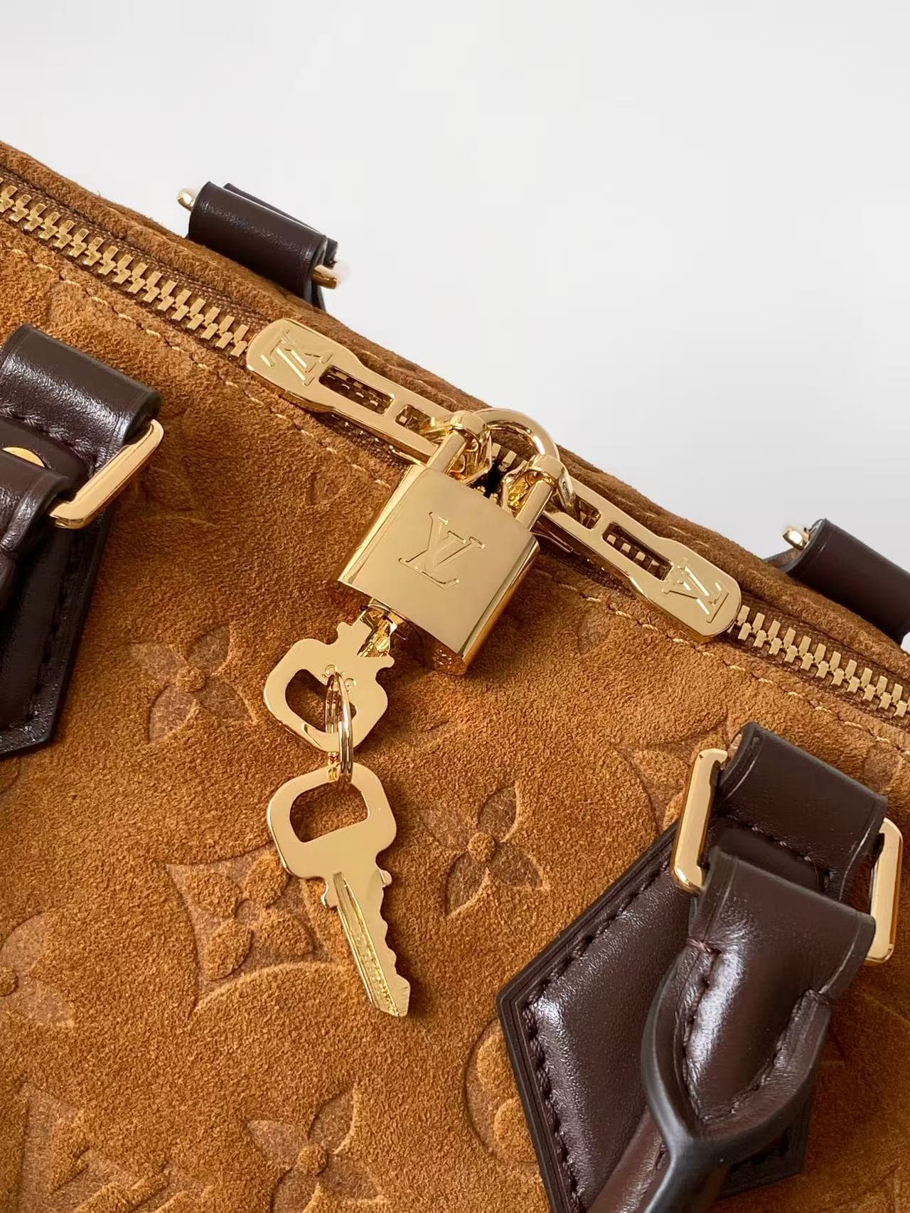 C5030 💰M2A383 This Speedy Bandoulière 25 handbag belongs to the Back to School collection. It features a soft, elegant suede leather with a Monogram pattern, along with contrasting leather trim to enhance the design. Refined metal elements and LV locks ad — image 5