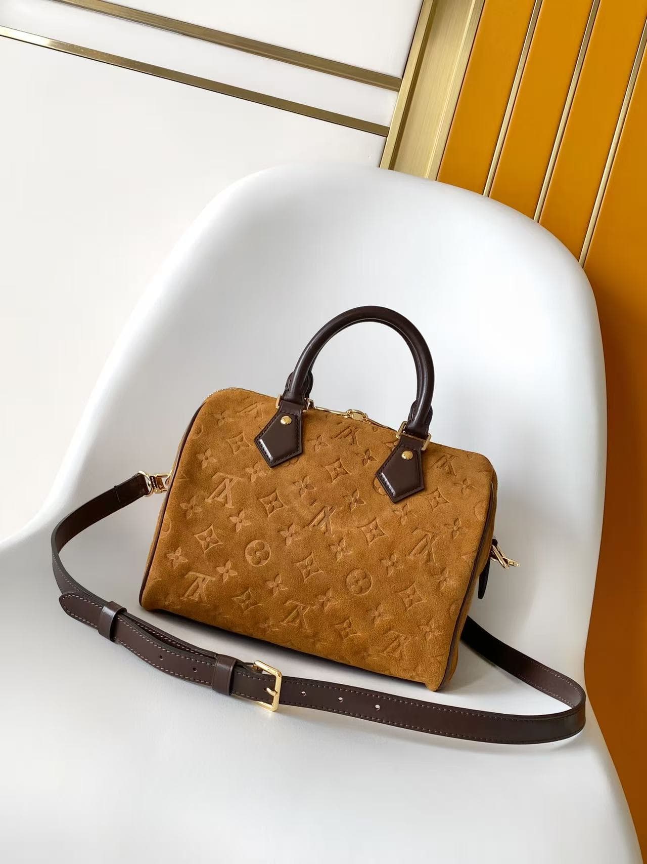 C5030 💰M2A383 This Speedy Bandoulière 25 handbag belongs to the Back to School collection. It features a soft, elegant suede leather with a Monogram pattern, along with contrasting leather trim to enhance the design. Refined metal elements and LV locks ad — image 3