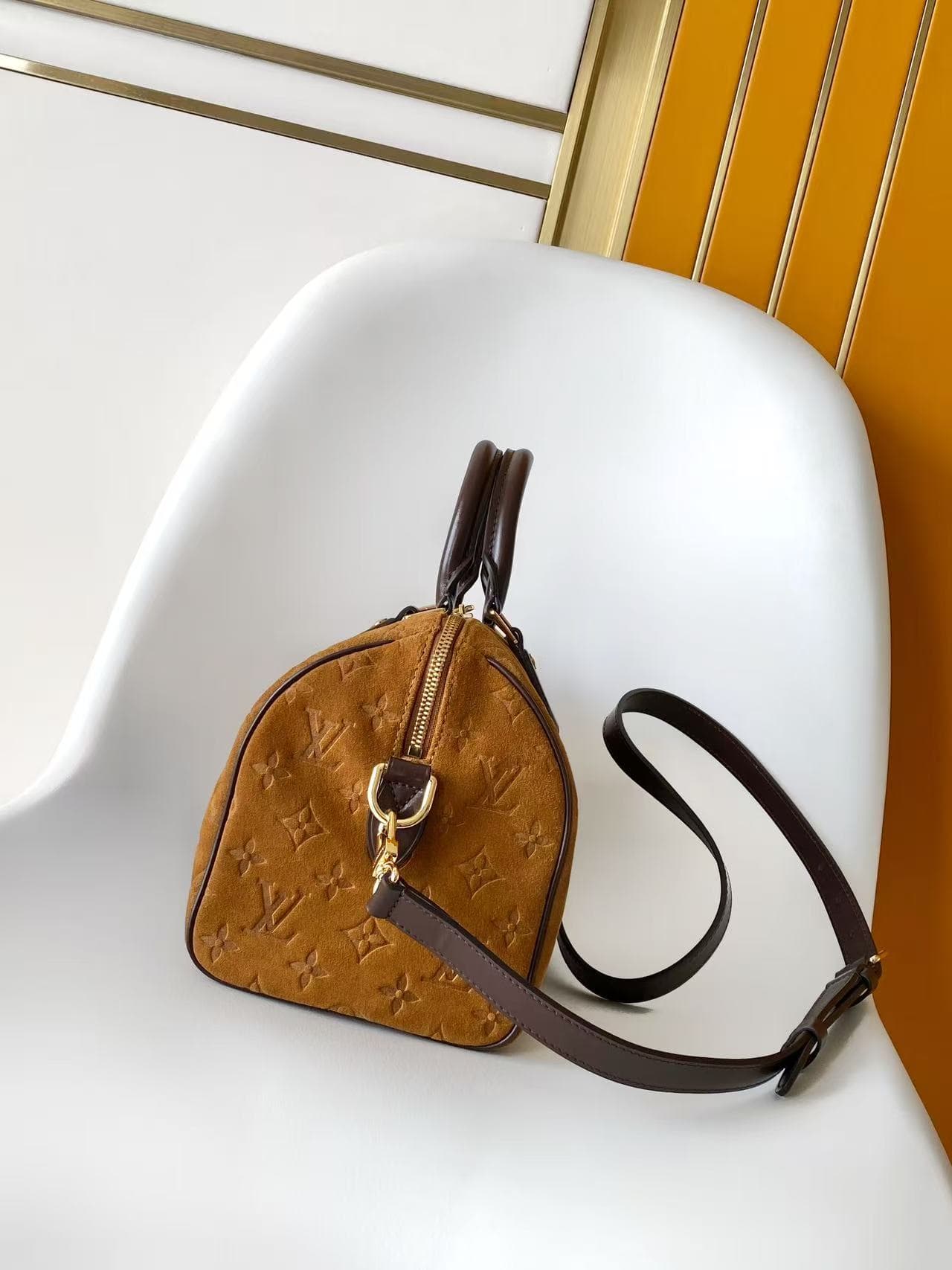 C5030 💰M2A383 This Speedy Bandoulière 25 handbag belongs to the Back to School collection. It features a soft, elegant suede leather with a Monogram pattern, along with contrasting leather trim to enhance the design. Refined metal elements and LV locks ad — image 2