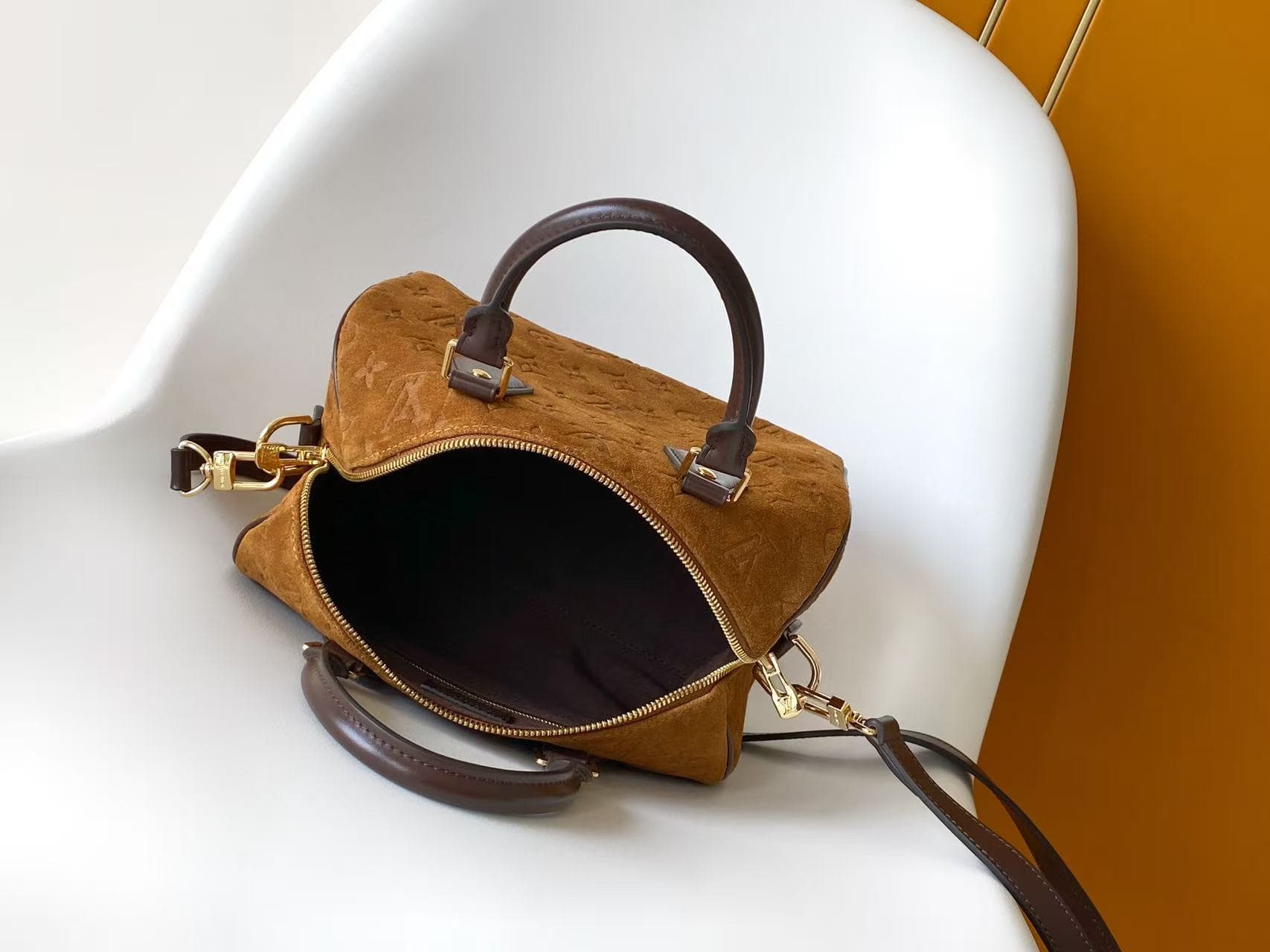 C5030 💰M2A383 This Speedy Bandoulière 25 handbag belongs to the Back to School collection. It features a soft, elegant suede leather with a Monogram pattern, along with contrasting leather trim to enhance the design. Refined metal elements and LV locks ad — image 8