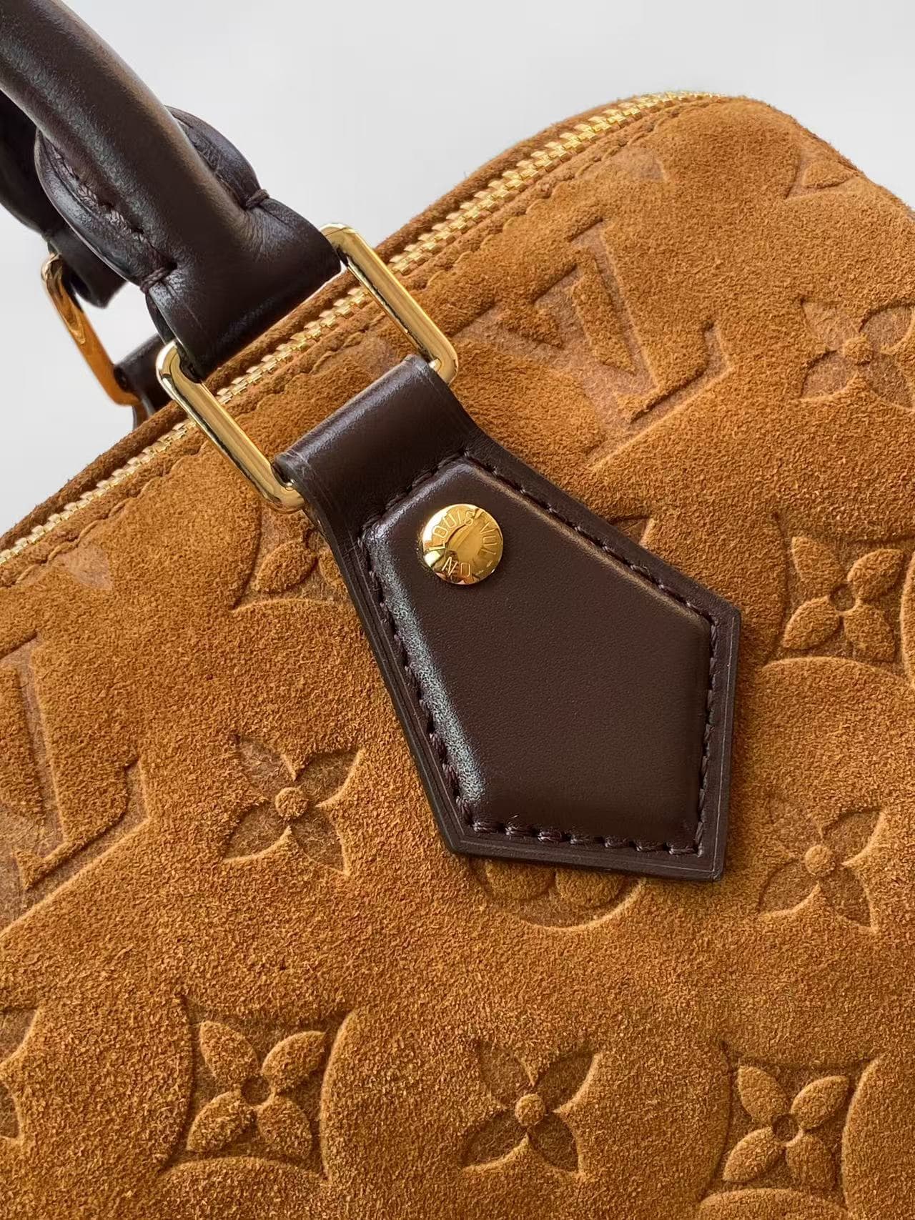 C5030 💰M2A383 This Speedy Bandoulière 25 handbag belongs to the Back to School collection. It features a soft, elegant suede leather with a Monogram pattern, along with contrasting leather trim to enhance the design. Refined metal elements and LV locks ad — image 7