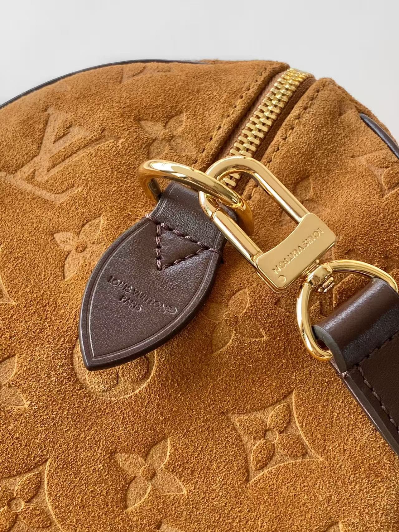 C5030 💰M2A383 This Speedy Bandoulière 25 handbag belongs to the Back to School collection. It features a soft, elegant suede leather with a Monogram pattern, along with contrasting leather trim to enhance the design. Refined metal elements and LV locks ad — image 6