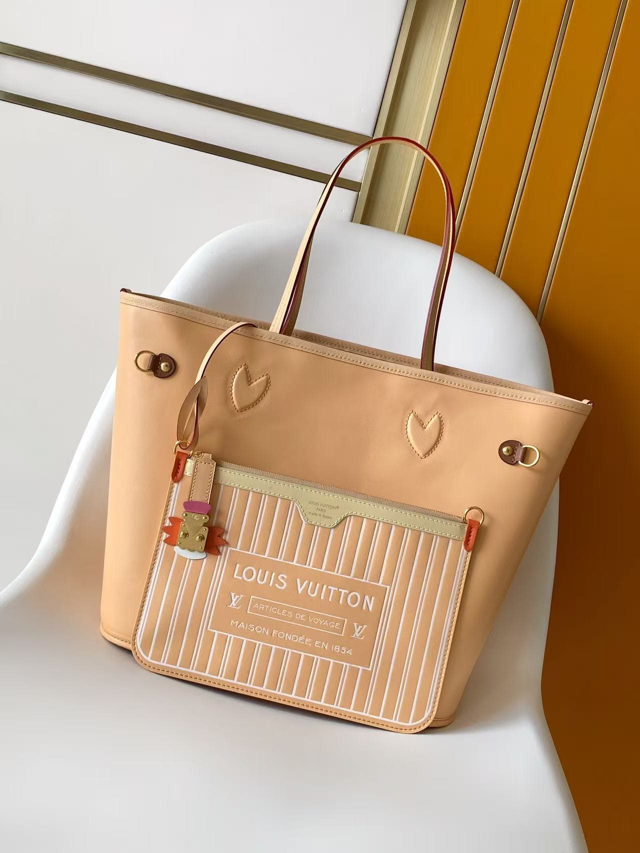 C5029 💰M2A095LVCrafty collection/series reimagines NeverfullMM handbags in the iconic sand dune color of MonogramDune, bringing a vibrant touch to summer wear. This model is made of canvas material, with leather lining and trim, and features colorful elem — image 4