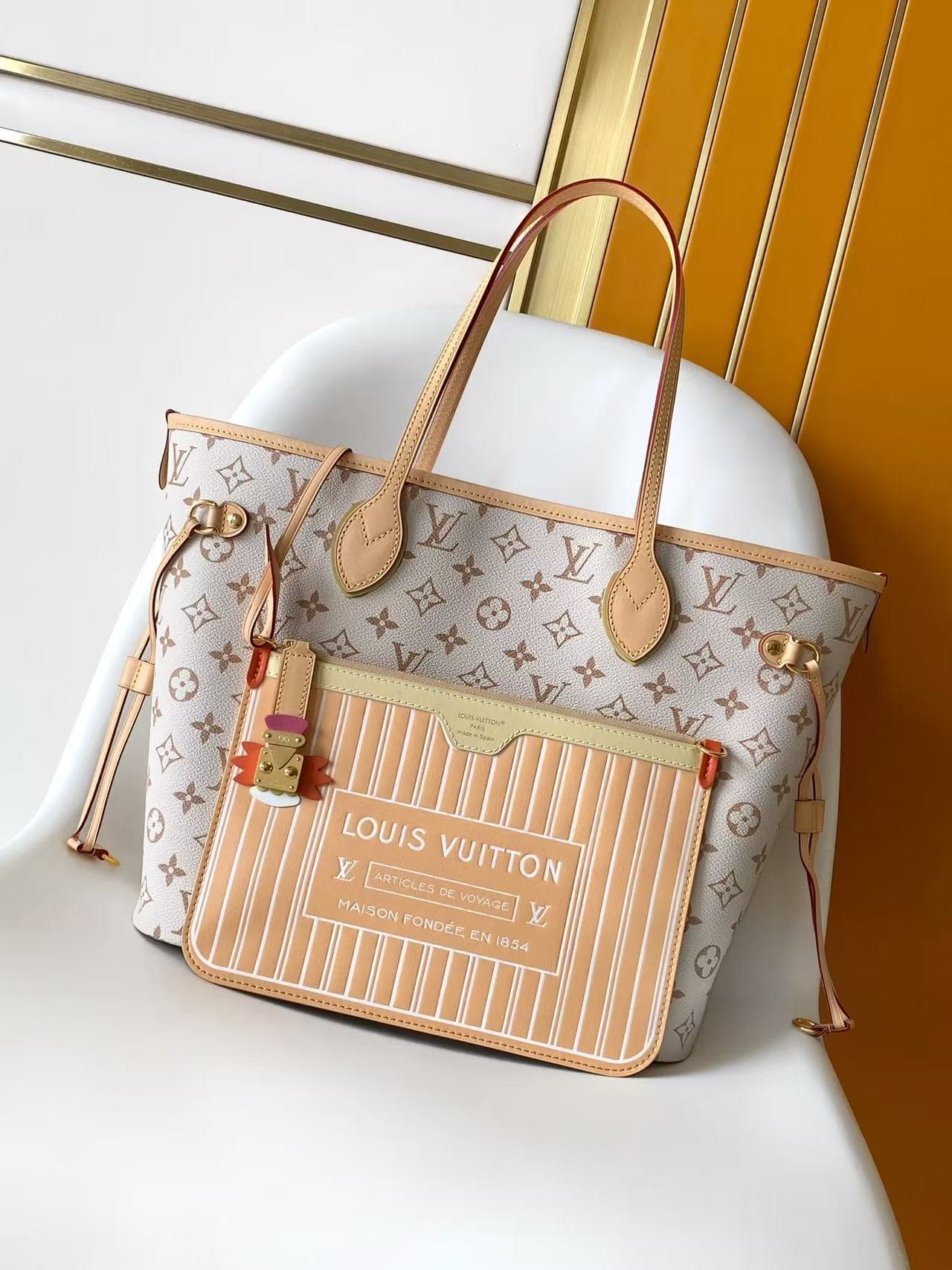 C5029 💰M2A095LVCrafty collection/series reimagines NeverfullMM handbags in the iconic sand dune color of MonogramDune, bringing a vibrant touch to summer wear. This model is made of canvas material, with leather lining and trim, and features colorful elem — image 1