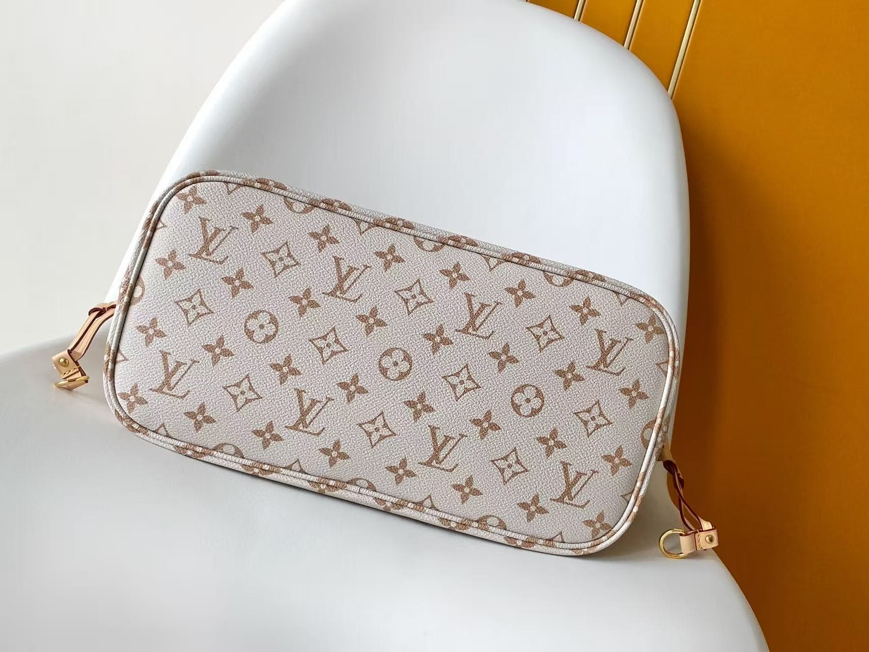 C5029 💰M2A095LVCrafty collection/series reimagines NeverfullMM handbags in the iconic sand dune color of MonogramDune, bringing a vibrant touch to summer wear. This model is made of canvas material, with leather lining and trim, and features colorful elem — image 5