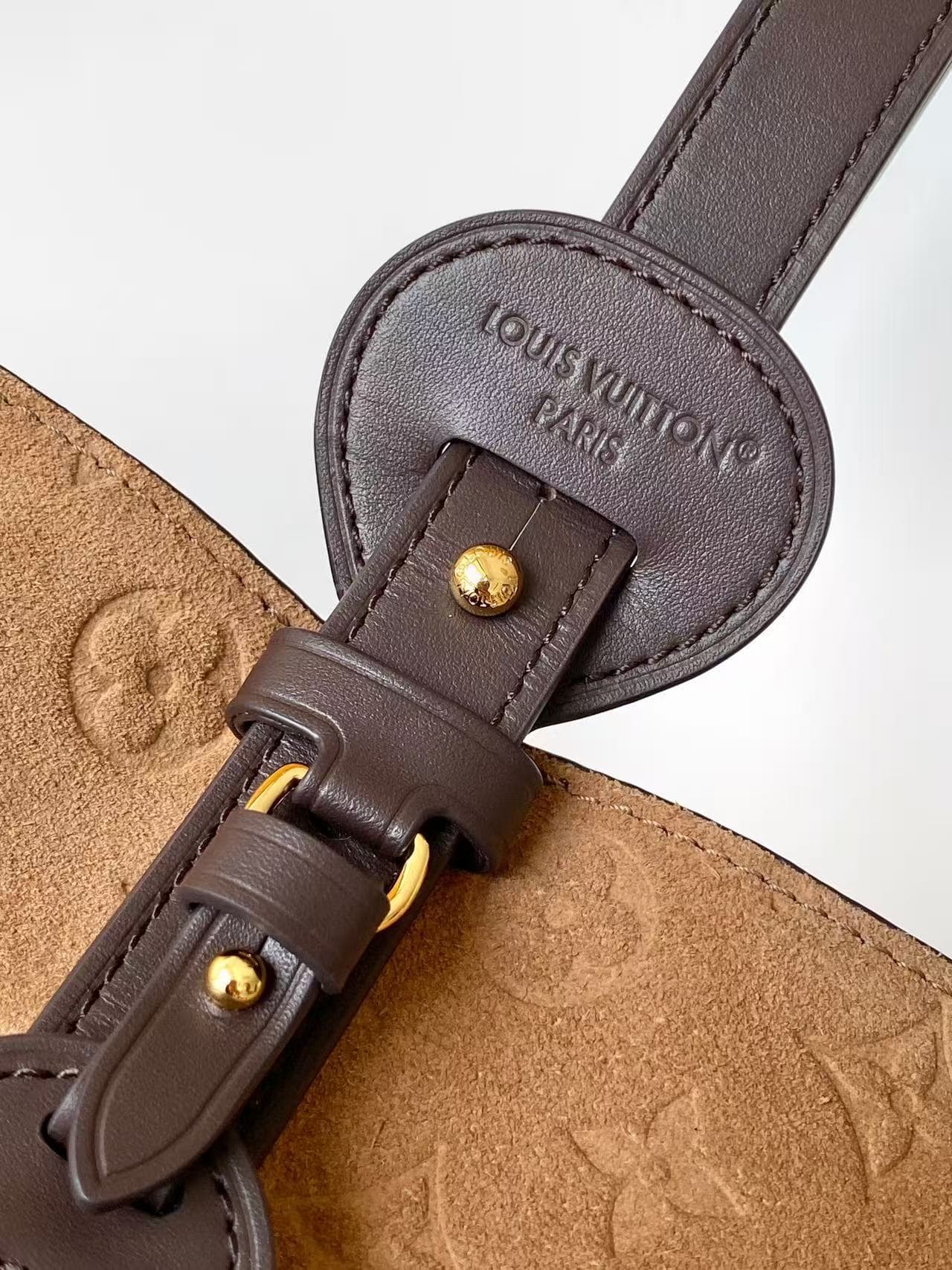 C5019 💰M29834Back to School collection introduces this All In BB handbag. The bucket-shaped design is reimagined with elegant velvet leather, accompanied by contrasting cowhide trim, making it suitable for both work and weekend outfits. The detachable sto — image 6