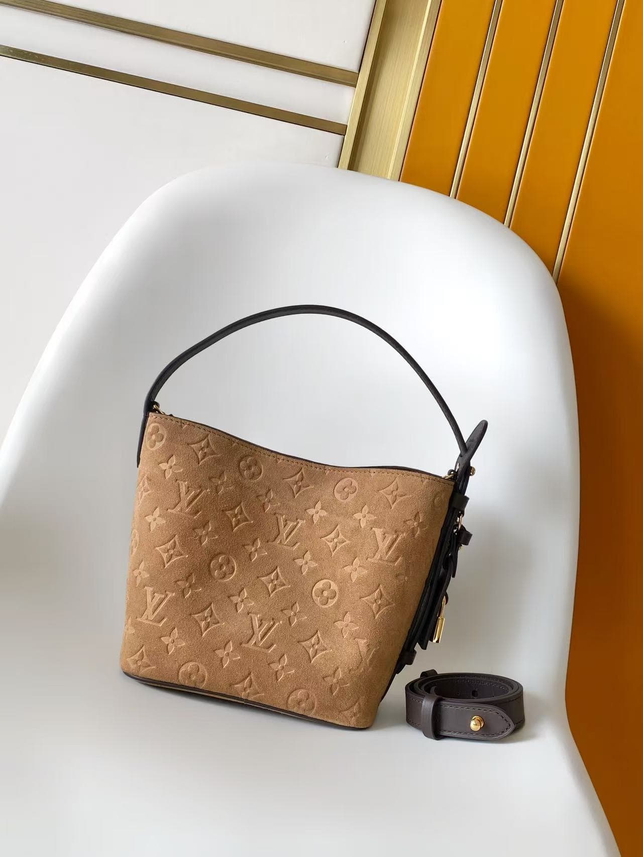 C5019 💰M29834Back to School collection introduces this All In BB handbag. The bucket-shaped design is reimagined with elegant velvet leather, accompanied by contrasting cowhide trim, making it suitable for both work and weekend outfits. The detachable sto — image 3