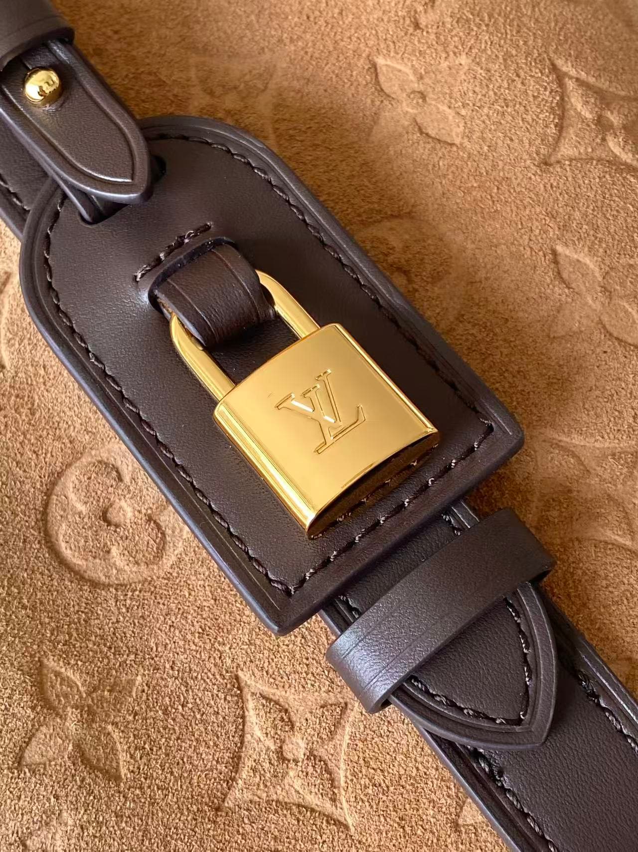 C5019 💰M29834Back to School collection introduces this All In BB handbag. The bucket-shaped design is reimagined with elegant velvet leather, accompanied by contrasting cowhide trim, making it suitable for both work and weekend outfits. The detachable sto — image 7
