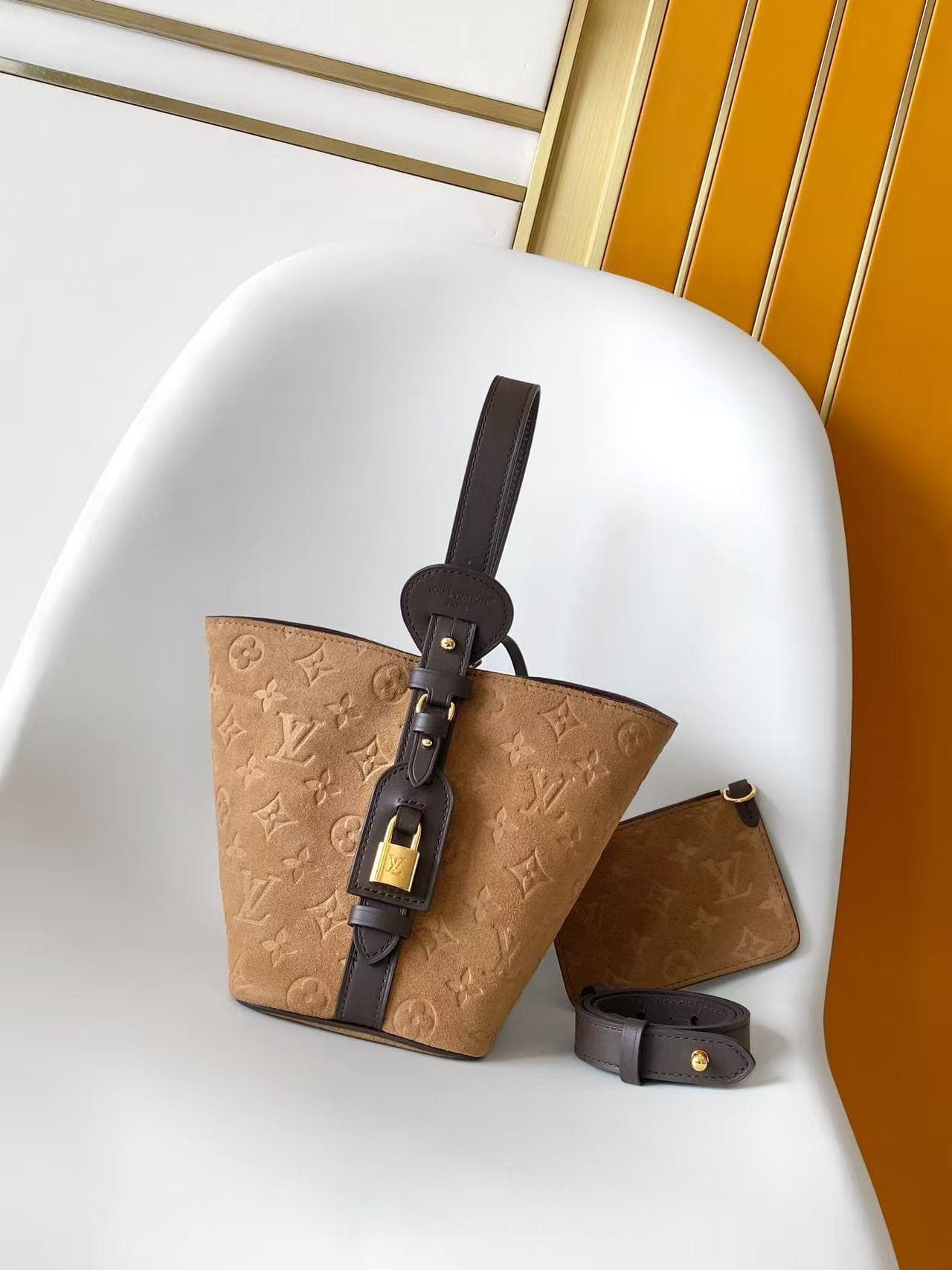 C5019 💰M29834Back to School collection introduces this All In BB handbag. The bucket-shaped design is reimagined with elegant velvet leather, accompanied by contrasting cowhide trim, making it suitable for both work and weekend outfits. The detachable sto — image 4