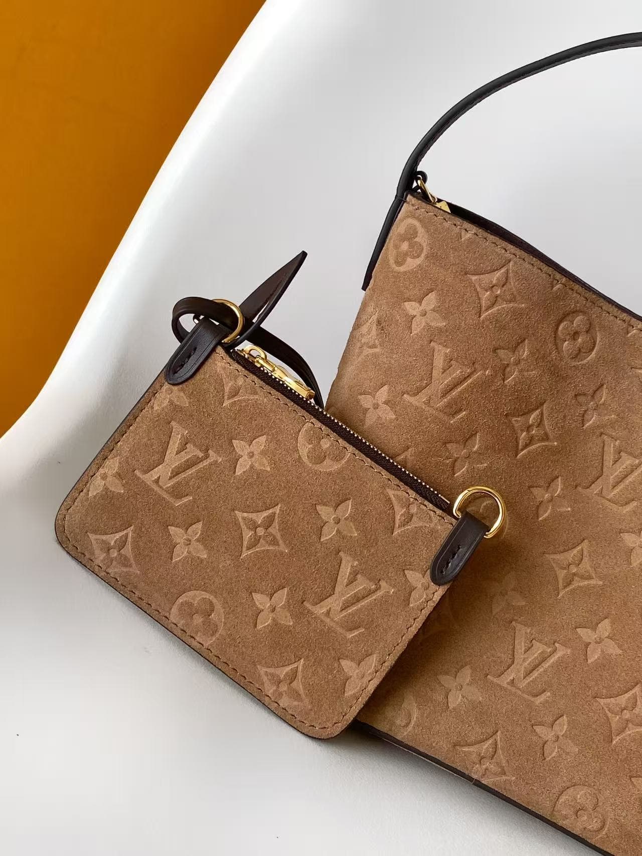 C5019 💰M29834Back to School collection introduces this All In BB handbag. The bucket-shaped design is reimagined with elegant velvet leather, accompanied by contrasting cowhide trim, making it suitable for both work and weekend outfits. The detachable sto — image 8