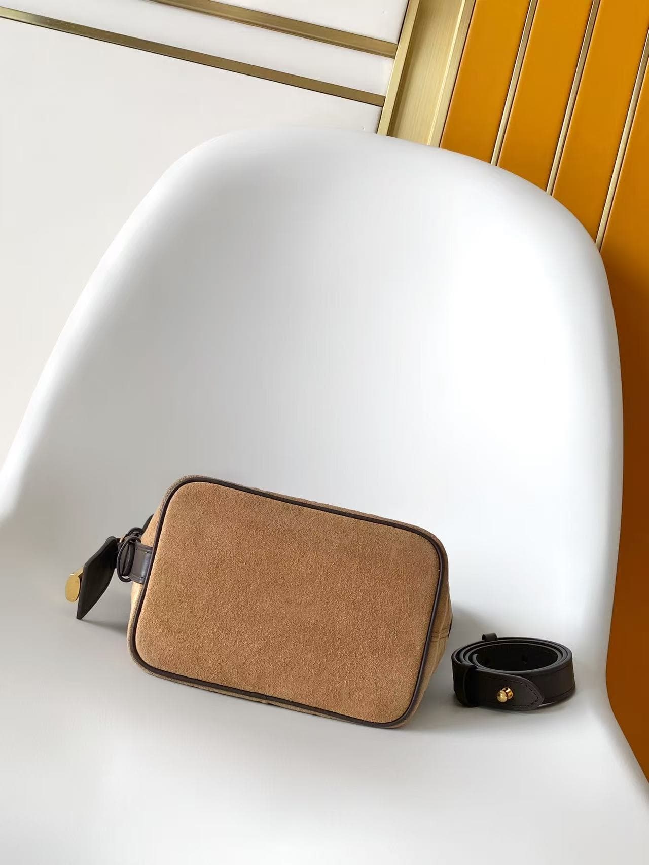 C5019 💰M29834Back to School collection introduces this All In BB handbag. The bucket-shaped design is reimagined with elegant velvet leather, accompanied by contrasting cowhide trim, making it suitable for both work and weekend outfits. The detachable sto — image 5