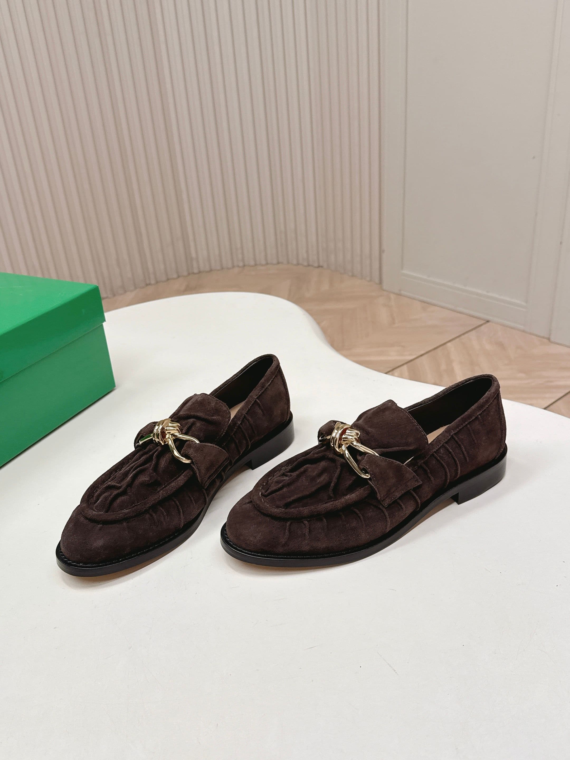 C202 High version: New model BV 2026. Style inspired by “old money”. Covered in wrinkled leather. LeFevre shoes with genuine leather cords and decorations. BOTTEGA VENET women’s Astaire LeFevre single shoe — image 3
