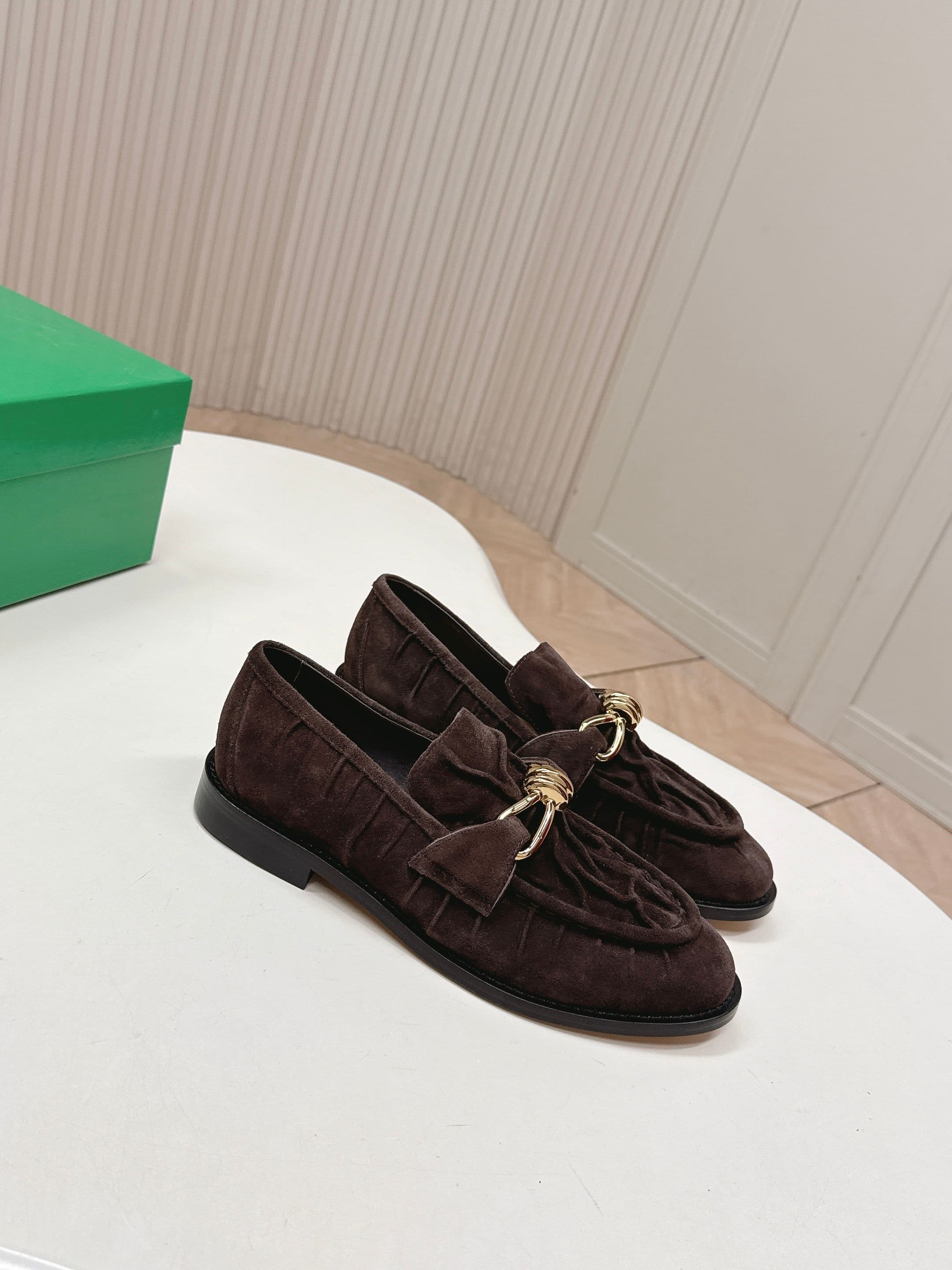C202 High version: New model BV 2026. Style inspired by “old money”. Covered in wrinkled leather. LeFevre shoes with genuine leather cords and decorations. BOTTEGA VENET women’s Astaire LeFevre single shoe — image 2