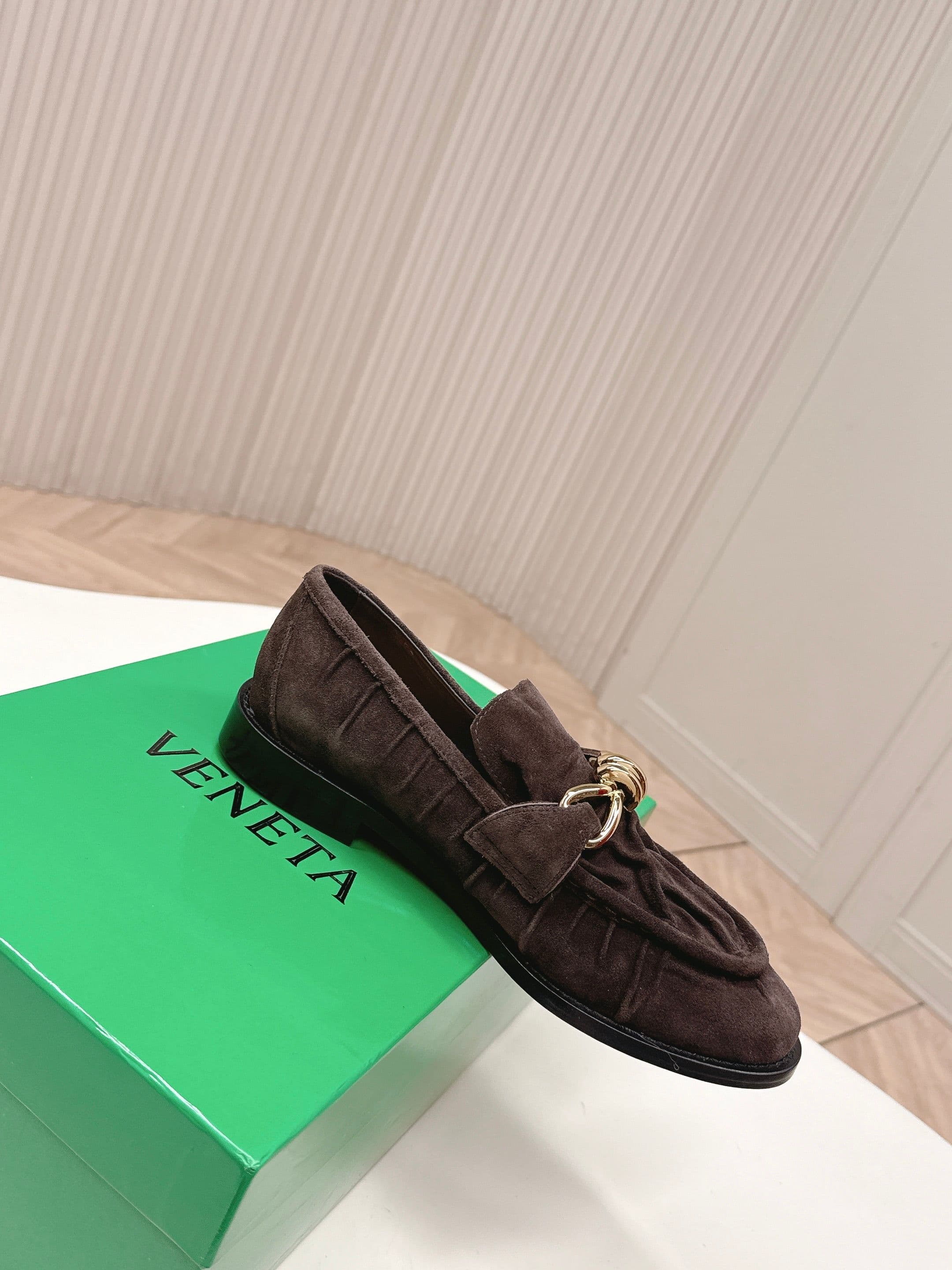 C202 High version: New model BV 2026. Style inspired by “old money”. Covered in wrinkled leather. LeFevre shoes with genuine leather cords and decorations. BOTTEGA VENET women’s Astaire LeFevre single shoe — image 4