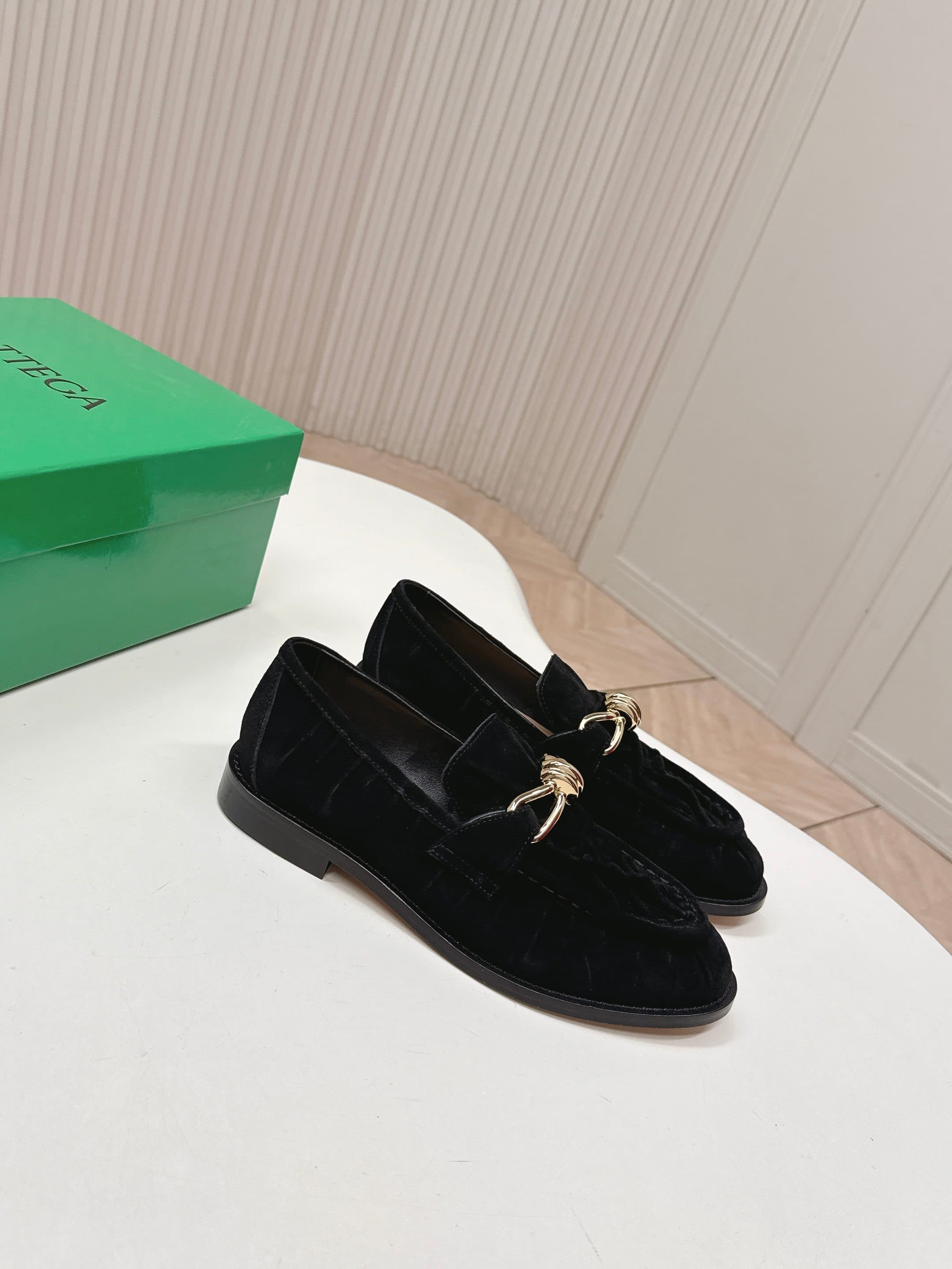 C201 High version, released as BV 2026 – new model. Style inspired by traditional Chinese fashion. Faded leather, Leif鞋 with genuine leather binding decorations. BOTTEGA VENET women’s Astaire Leif single shoe — image 2
