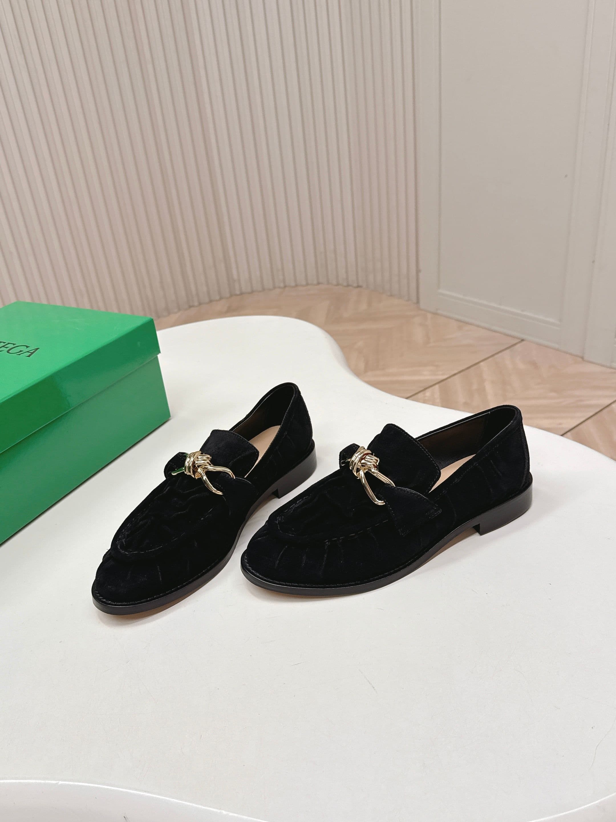 C201 High version, released as BV 2026 – new model. Style inspired by traditional Chinese fashion. Faded leather, Leif鞋 with genuine leather binding decorations. BOTTEGA VENET women’s Astaire Leif single shoe — image 3