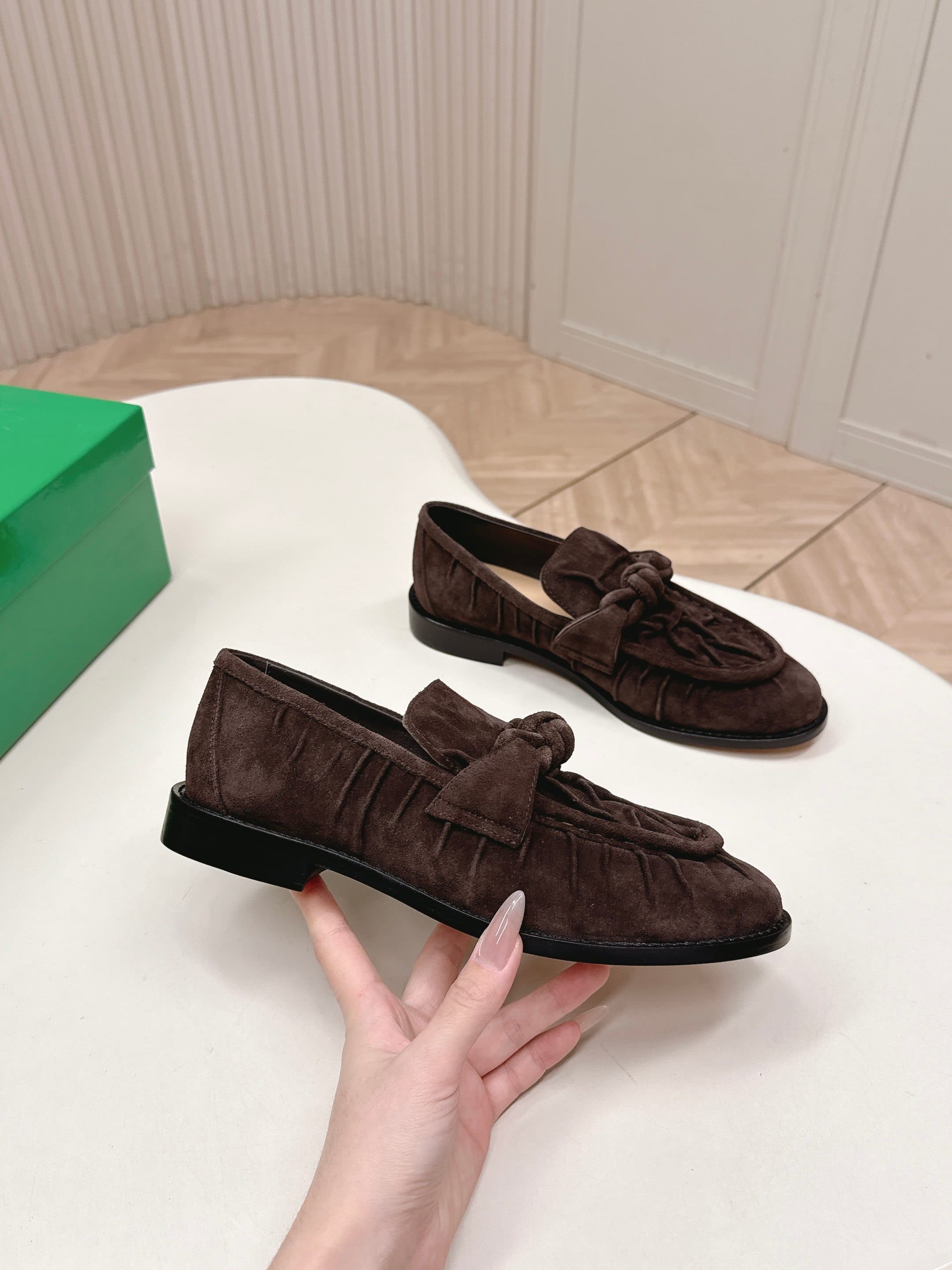 C200 High version, released as BV 2026 – new model. Style reminiscent of “old money” fashion. Covered with wrinkled leather. Leather buckle decorations. BOTTEGA VENET women’s Astaire Leif shoe. — image 4