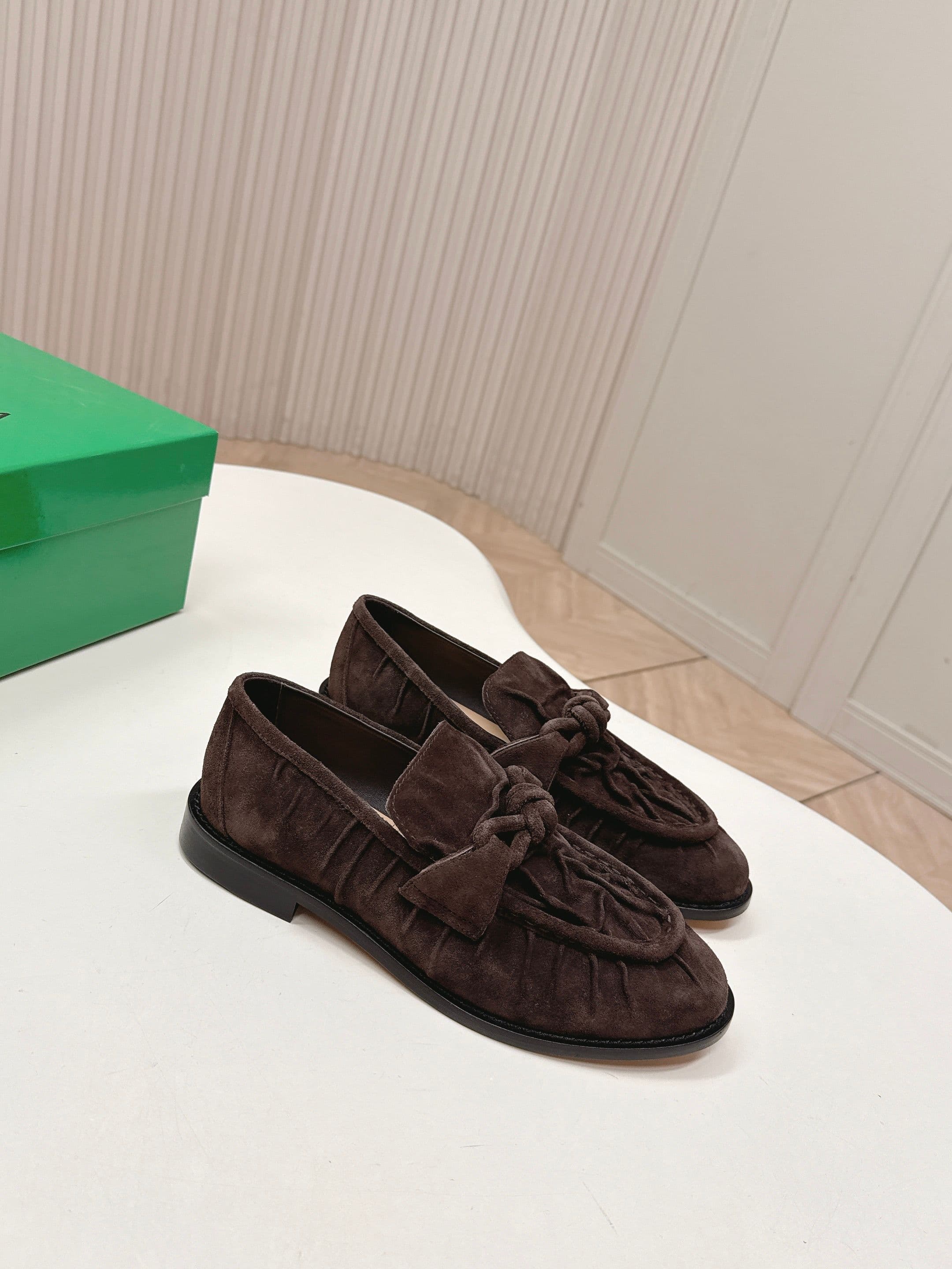 C200 High version, released as BV 2026 – new model. Style reminiscent of “old money” fashion. Covered with wrinkled leather. Leather buckle decorations. BOTTEGA VENET women’s Astaire Leif shoe. — image 2