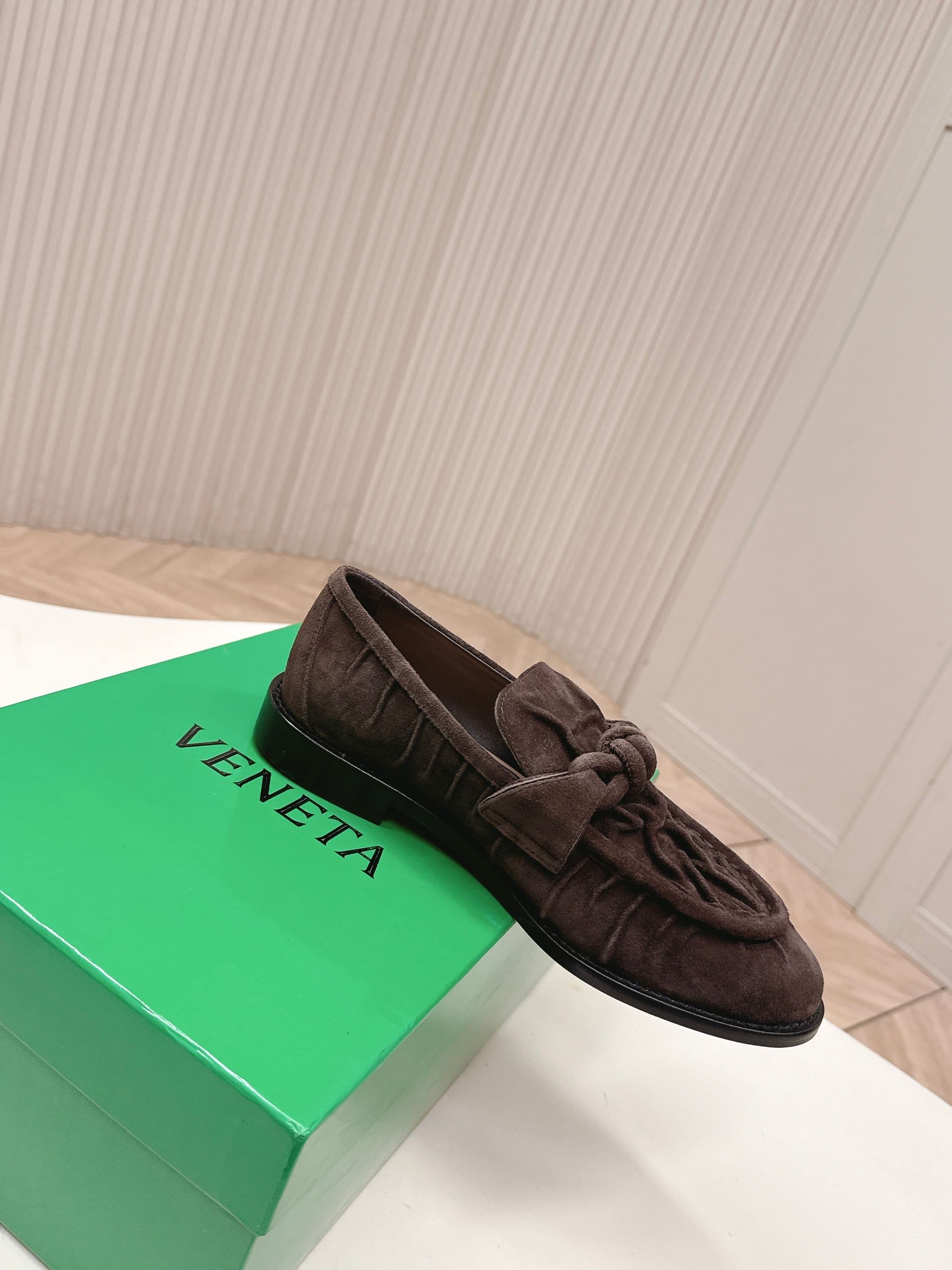 C200 High version, released as BV 2026 – new model. Style reminiscent of “old money” fashion. Covered with wrinkled leather. Leather buckle decorations. BOTTEGA VENET women’s Astaire Leif shoe. — image 5