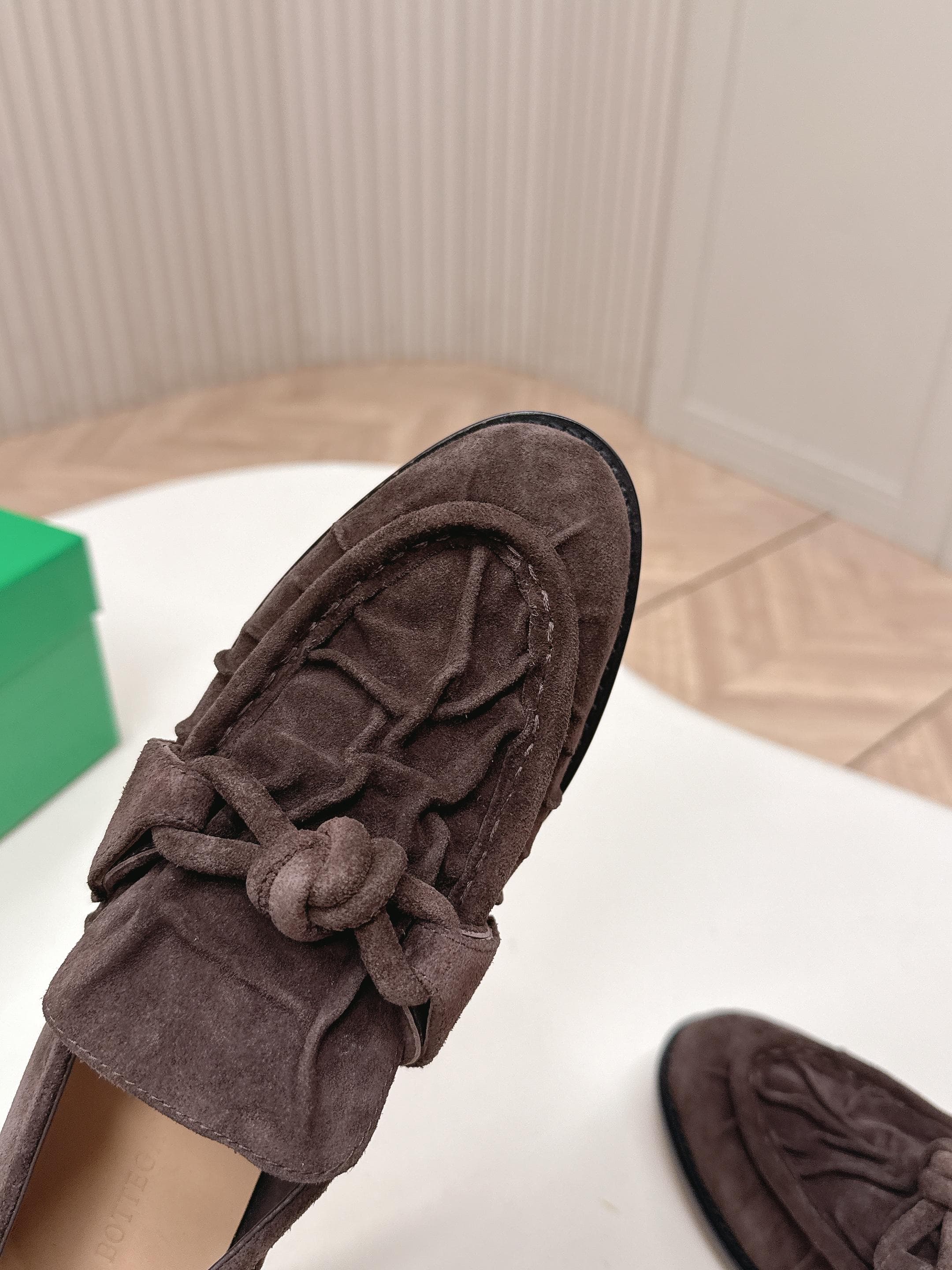 C200 High version, released as BV 2026 – new model. Style reminiscent of “old money” fashion. Covered with wrinkled leather. Leather buckle decorations. BOTTEGA VENET women’s Astaire Leif shoe. — image 3