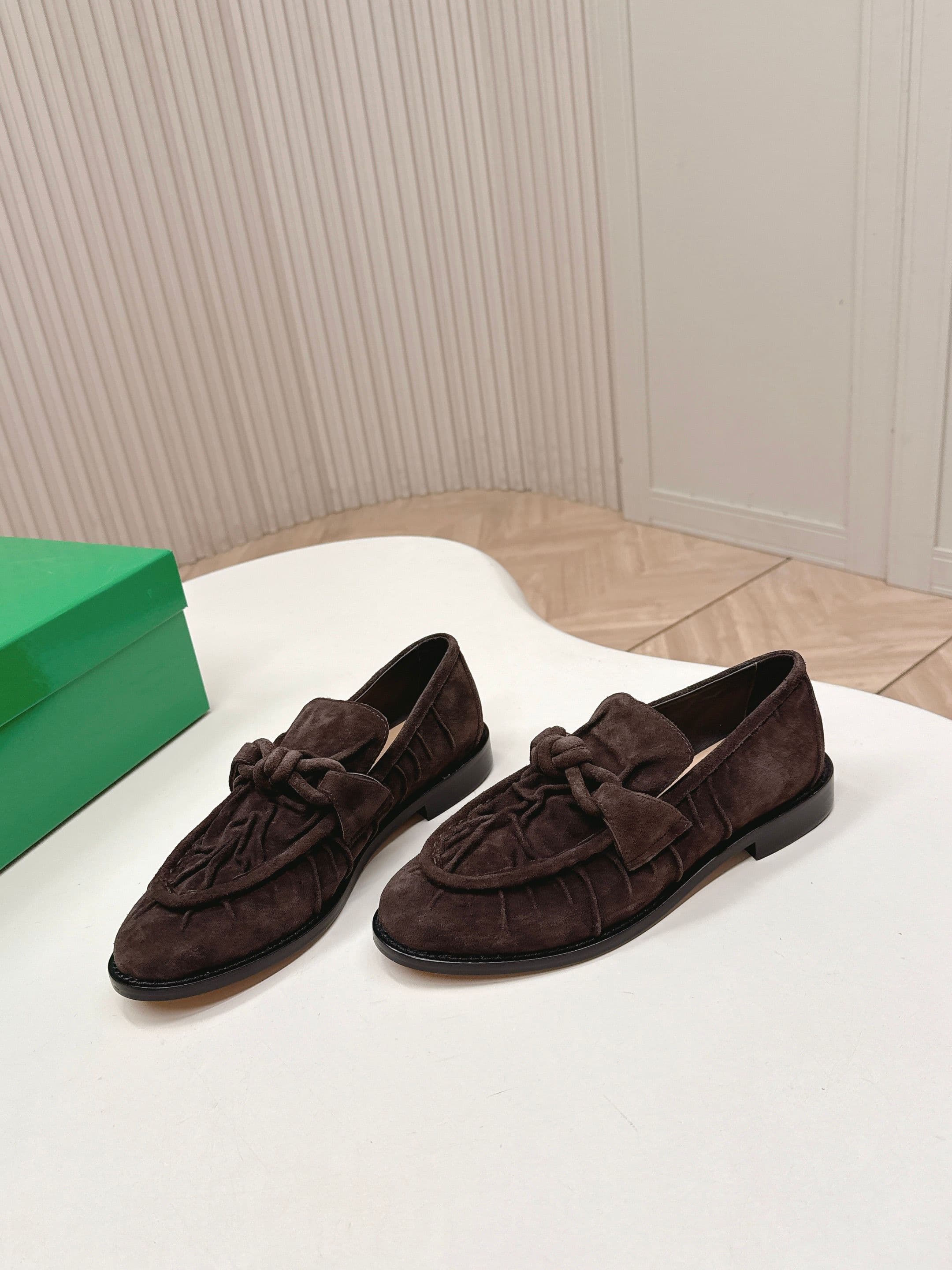 C200 High version, released as BV 2026 – new model. Style reminiscent of “old money” fashion. Covered with wrinkled leather. Leather buckle decorations. BOTTEGA VENET women’s Astaire Leif shoe. — image 6