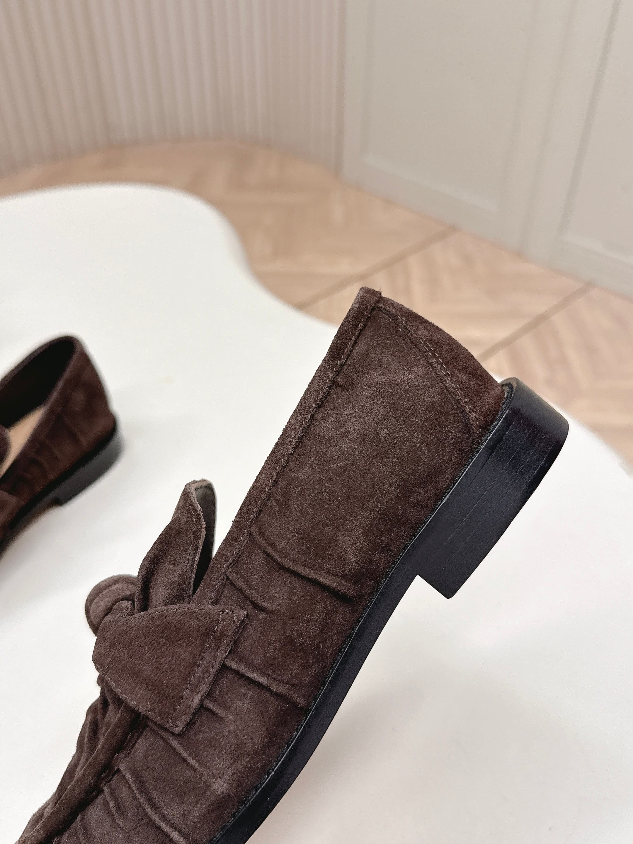 C200 High version, released as BV 2026 – new model. Style reminiscent of “old money” fashion. Covered with wrinkled leather. Leather buckle decorations. BOTTEGA VENET women’s Astaire Leif shoe. — image 8