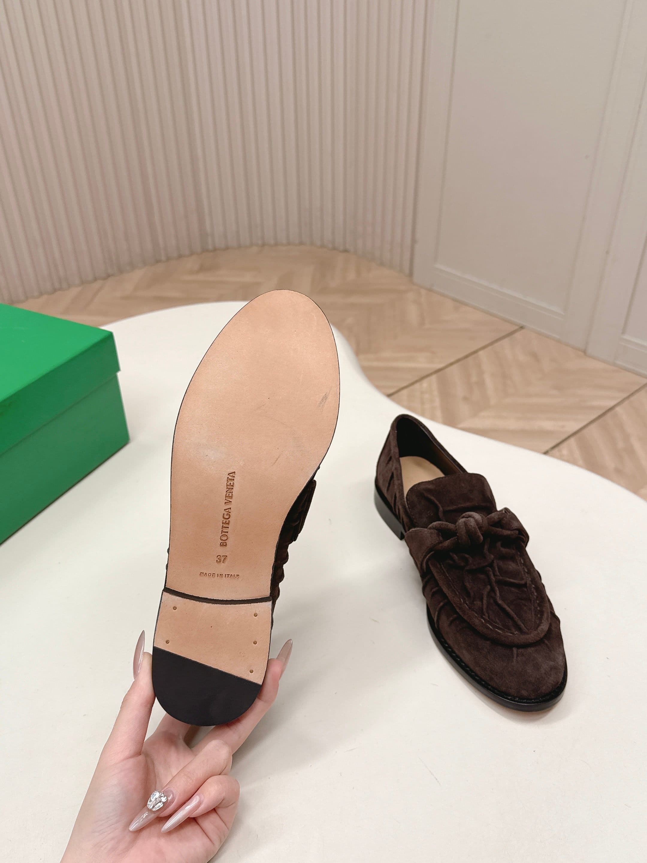 C200 High version, released as BV 2026 – new model. Style reminiscent of “old money” fashion. Covered with wrinkled leather. Leather buckle decorations. BOTTEGA VENET women’s Astaire Leif shoe. — image 7