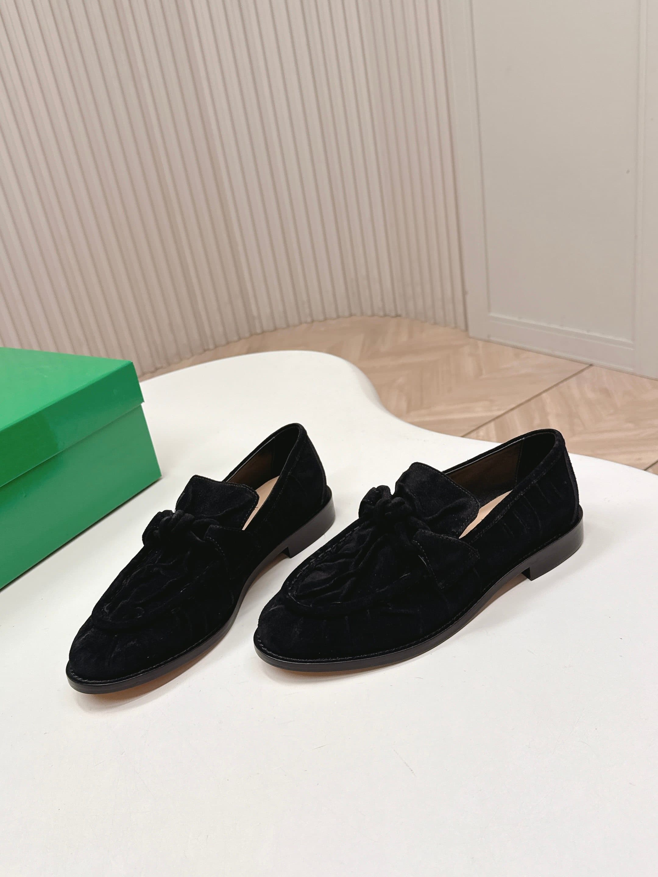 C198 High version: BV 2026 new model. Style inspired by “old money”. Corduroy leather. Bottega Venet women’s Astaire single shoe with leather knots and decorations. — image 3