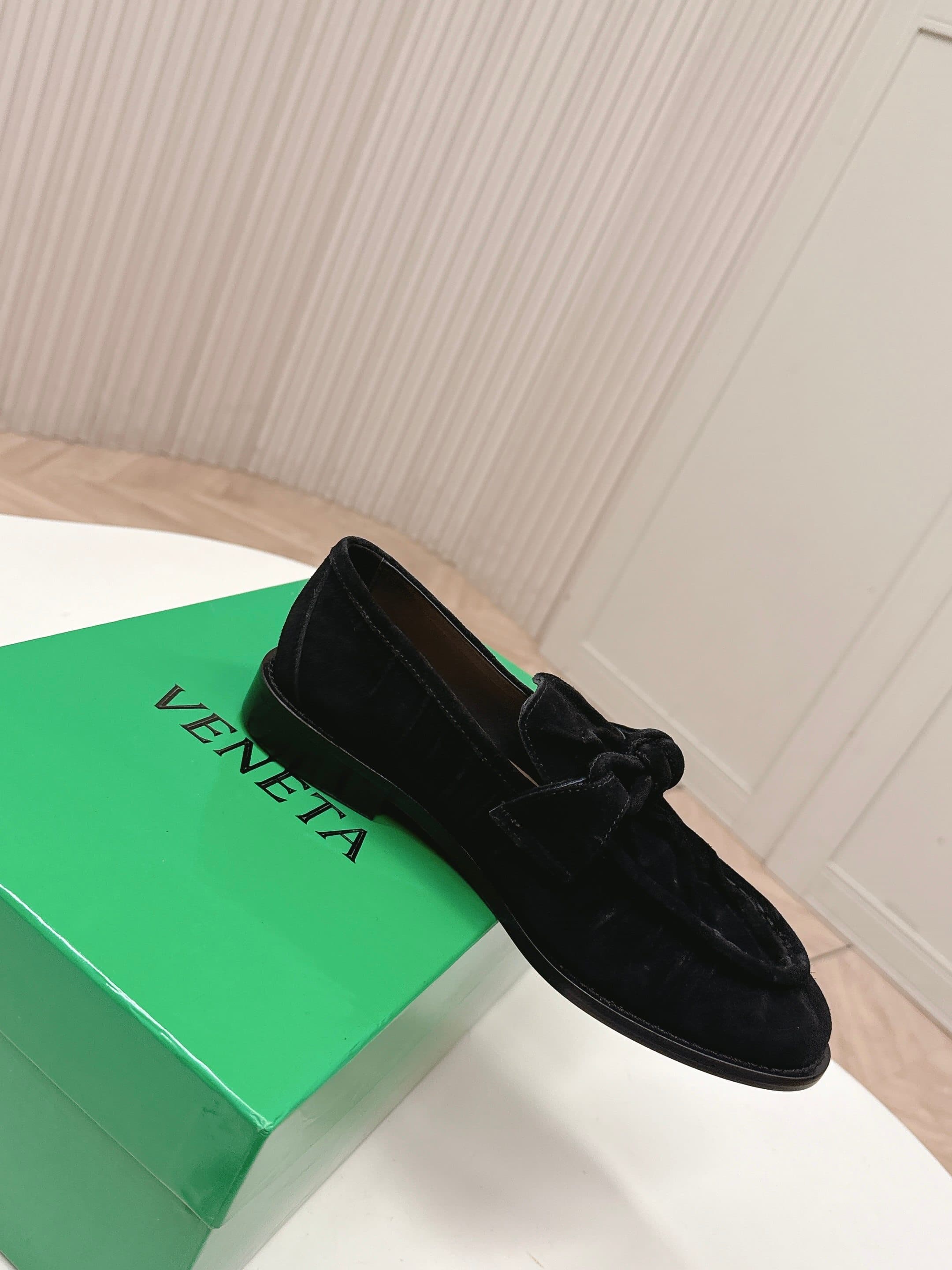 C198 High version: BV 2026 new model. Style inspired by “old money”. Corduroy leather. Bottega Venet women’s Astaire single shoe with leather knots and decorations. — image 4