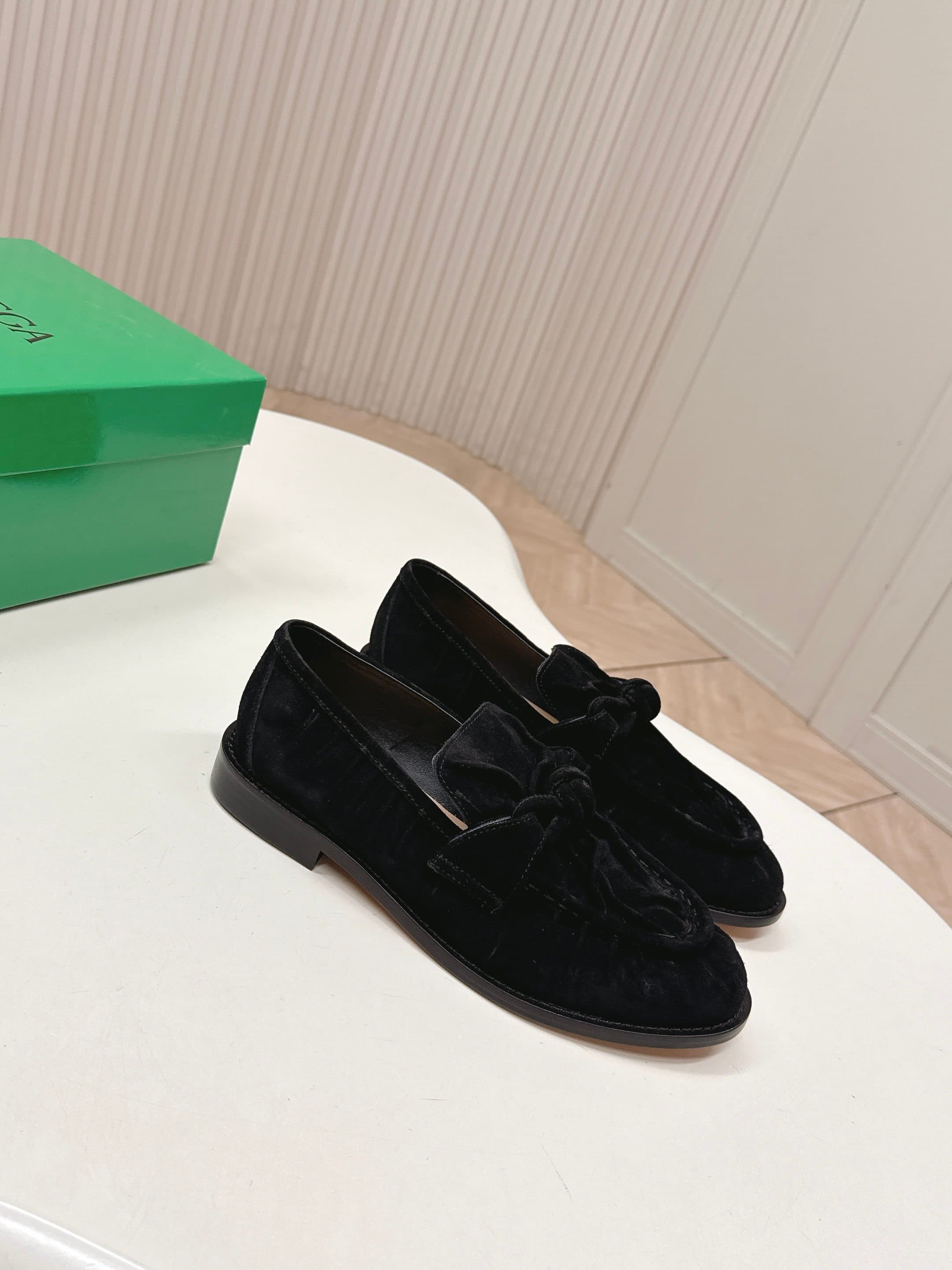 C198 High version: BV 2026 new model. Style inspired by “old money”. Corduroy leather. Bottega Venet women’s Astaire single shoe with leather knots and decorations. — image 2