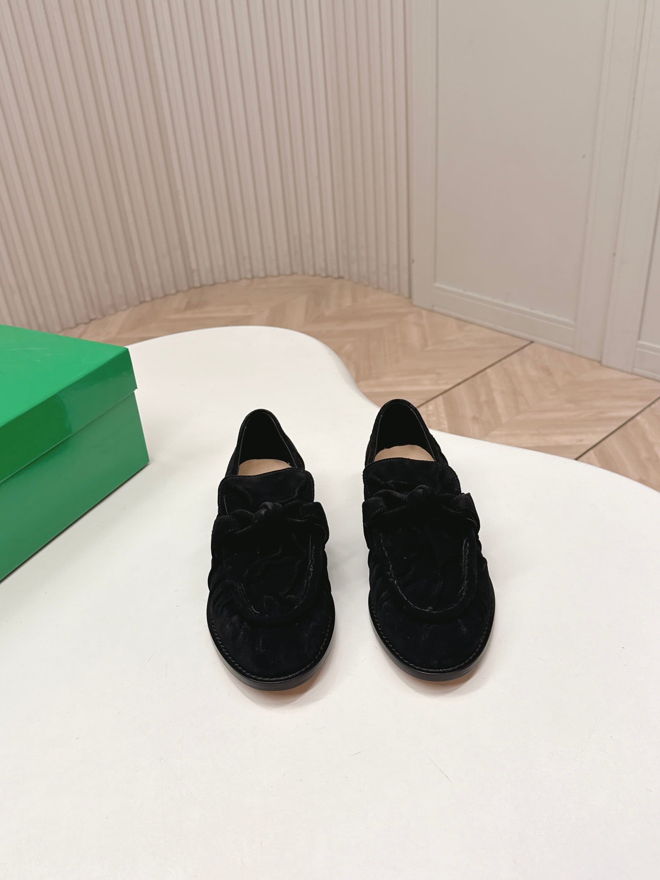 C198 High version: BV 2026 new model. Style inspired by “old money”. Corduroy leather. Bottega Venet women’s Astaire single shoe with leather knots and decorations. — image 1