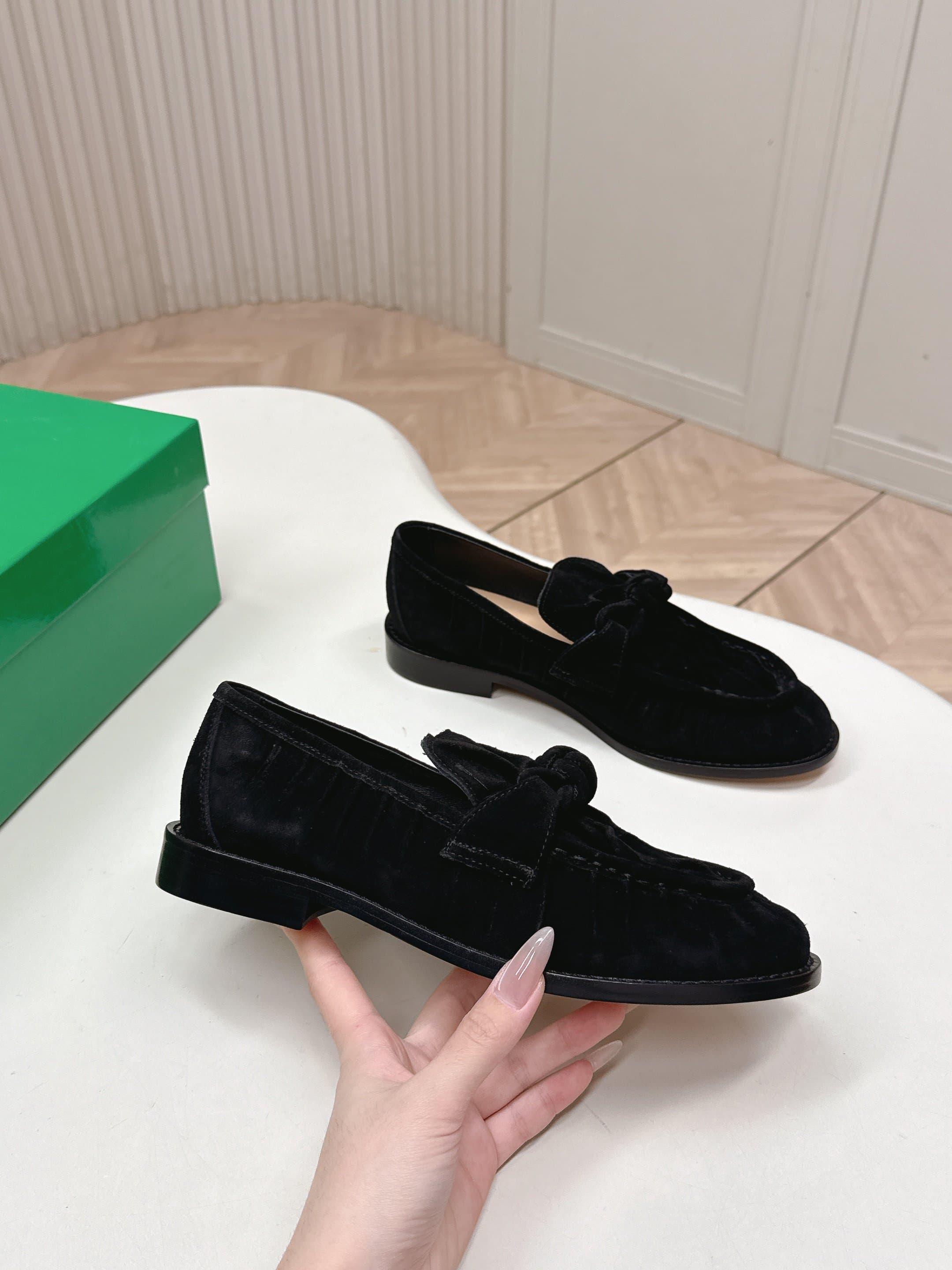 C198 High version: BV 2026 new model. Style inspired by “old money”. Corduroy leather. Bottega Venet women’s Astaire single shoe with leather knots and decorations. — image 8