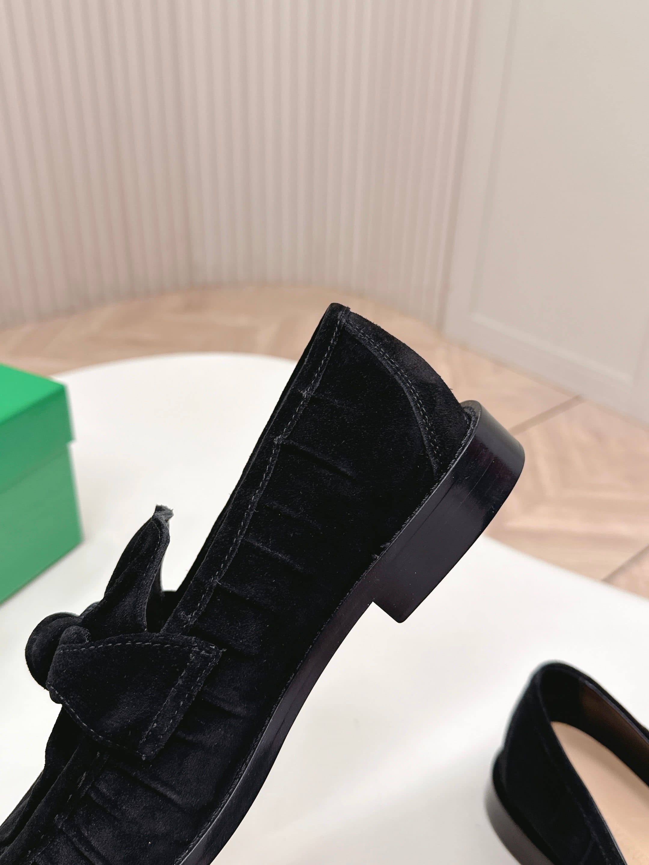 C198 High version: BV 2026 new model. Style inspired by “old money”. Corduroy leather. Bottega Venet women’s Astaire single shoe with leather knots and decorations. — image 7