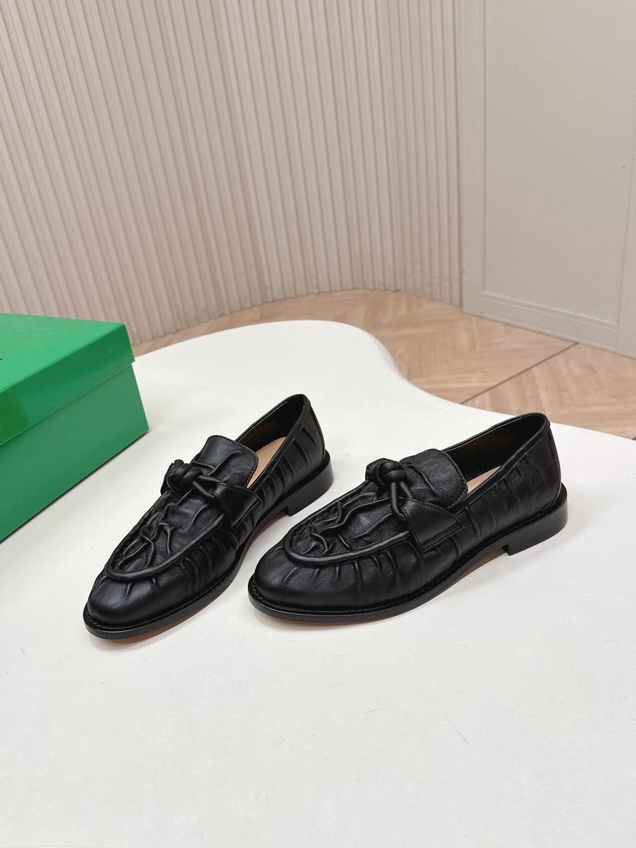 C197 High version: BV 2026 new model. Style inspired by traditional Chinese fashion. Covered in wrinkled leather. Leifure shoes with real leather rope decorations. BOTTEGA VENET women’s Astaire Leifure single shoe — image 3
