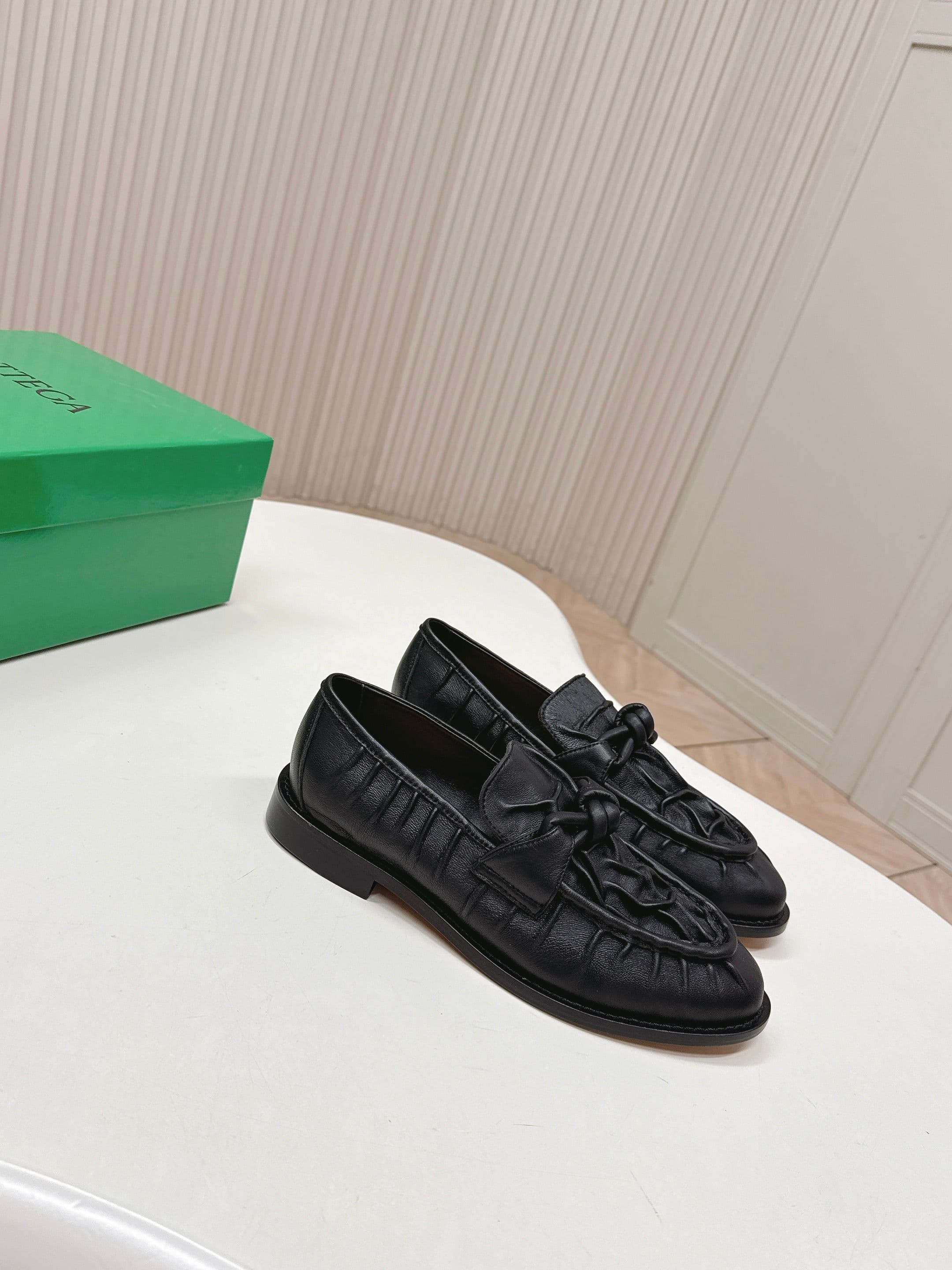 C197 High version: BV 2026 new model. Style inspired by traditional Chinese fashion. Covered in wrinkled leather. Leifure shoes with real leather rope decorations. BOTTEGA VENET women’s Astaire Leifure single shoe — image 2