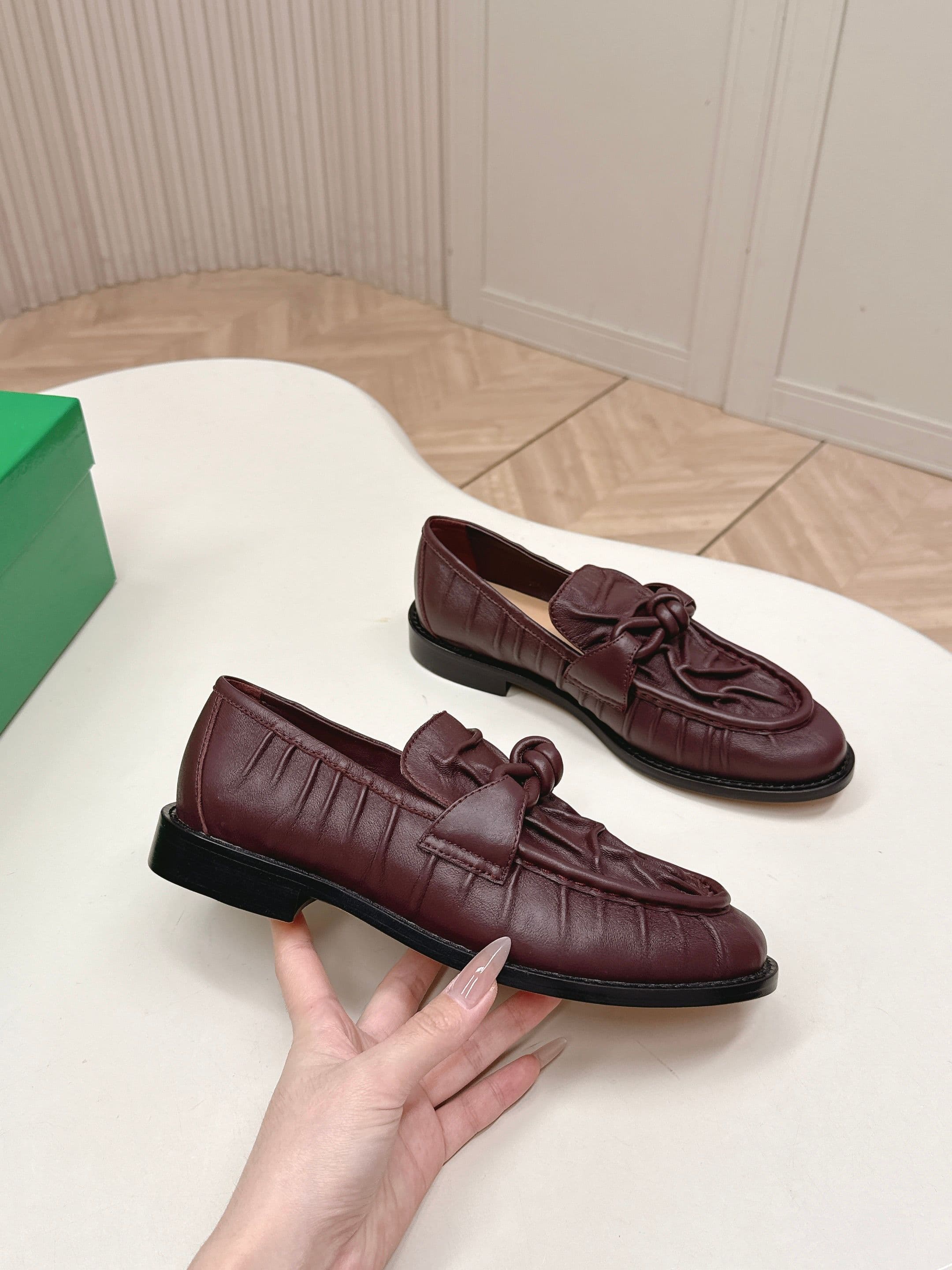 C196 High version: New model BV 2026. Style inspired by traditional Chinese fashion. Covered in wrinkled leather. LeFevre shoes with genuine leather cords and decorations. BOTTEGA VENET women’s Astaire LeFevre single shoe — image 4