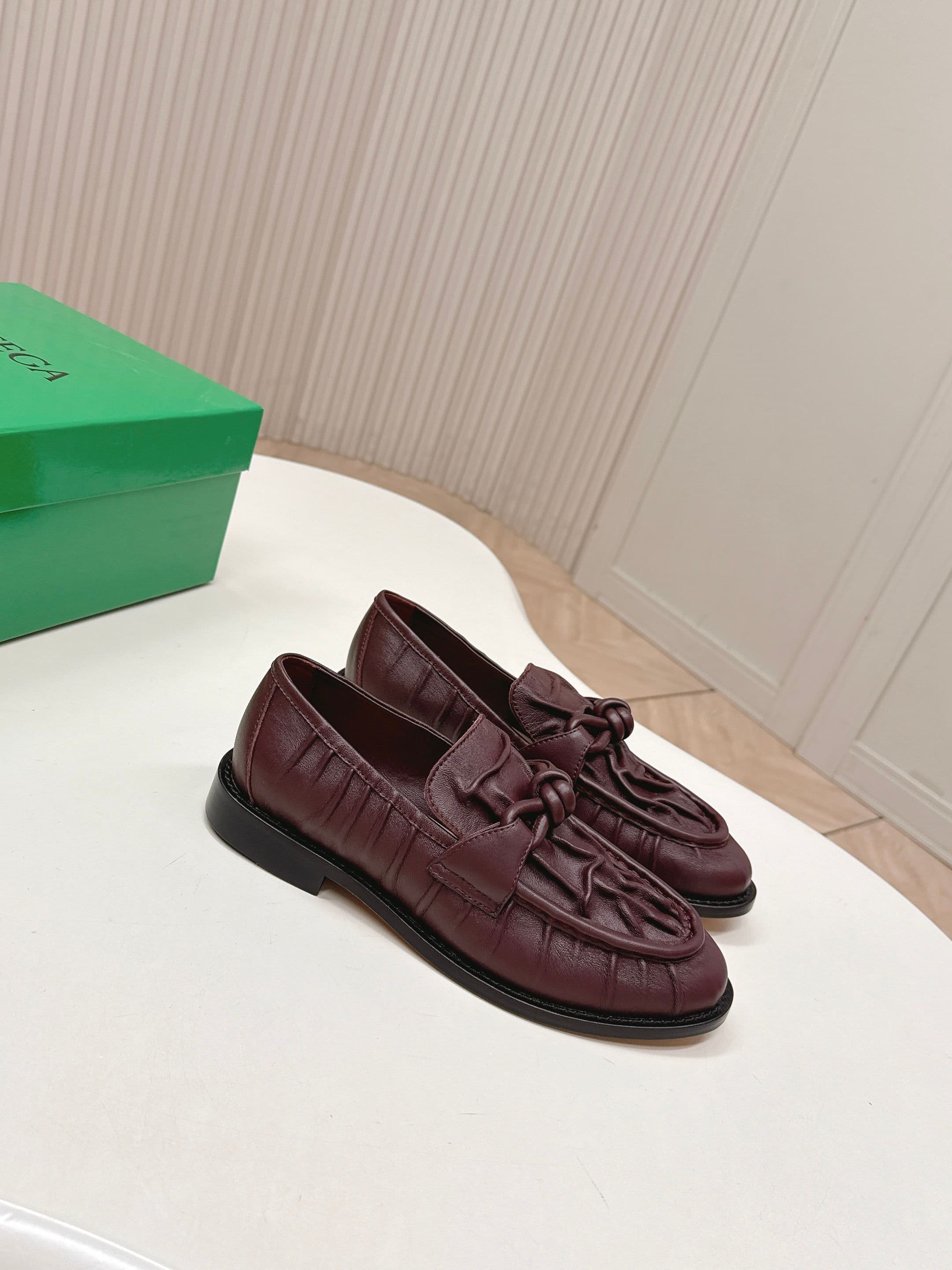 C196 High version: New model BV 2026. Style inspired by traditional Chinese fashion. Covered in wrinkled leather. LeFevre shoes with genuine leather cords and decorations. BOTTEGA VENET women’s Astaire LeFevre single shoe — image 2