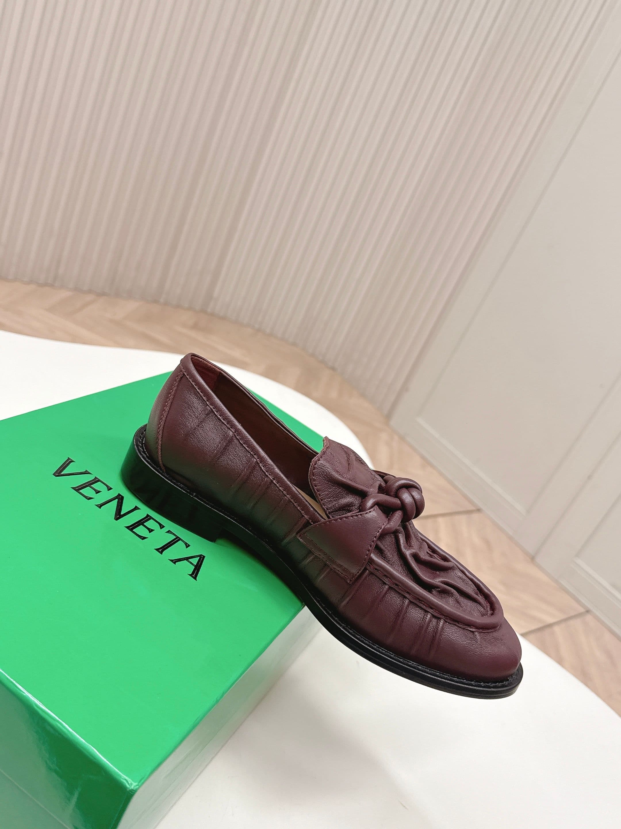 C196 High version: New model BV 2026. Style inspired by traditional Chinese fashion. Covered in wrinkled leather. LeFevre shoes with genuine leather cords and decorations. BOTTEGA VENET women’s Astaire LeFevre single shoe — image 5