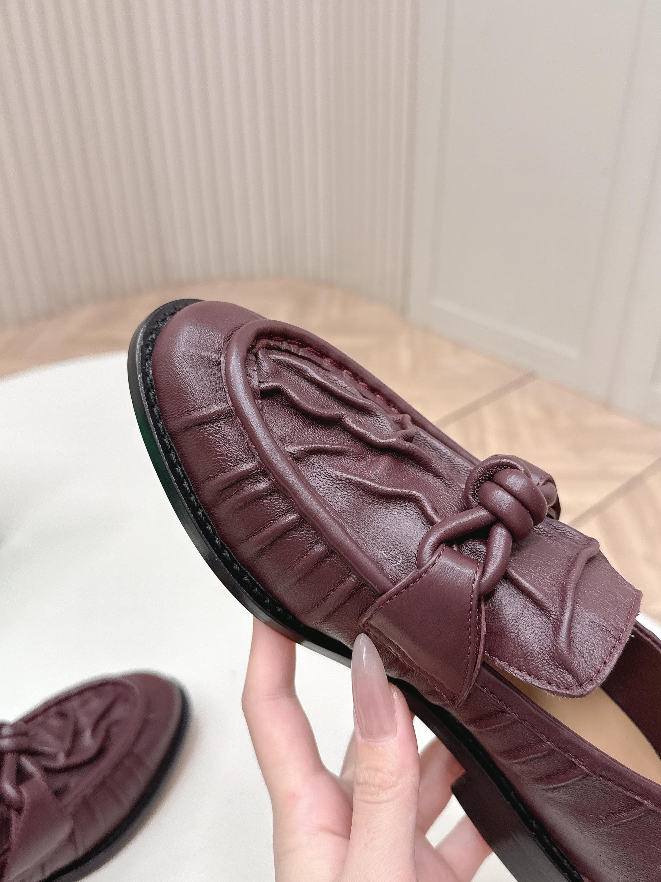 C196 High version: New model BV 2026. Style inspired by traditional Chinese fashion. Covered in wrinkled leather. LeFevre shoes with genuine leather cords and decorations. BOTTEGA VENET women’s Astaire LeFevre single shoe — image 3