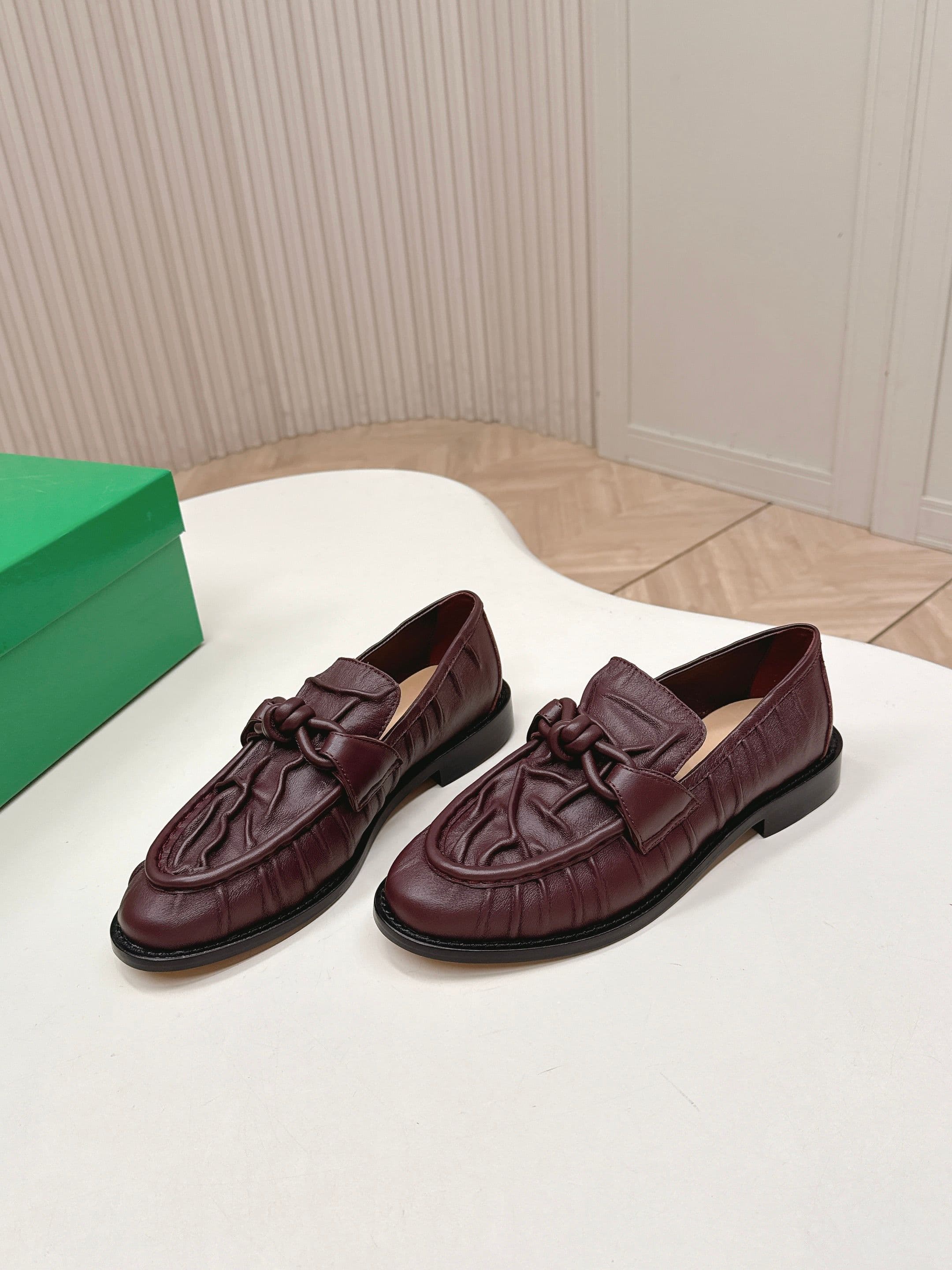 C196 High version: New model BV 2026. Style inspired by traditional Chinese fashion. Covered in wrinkled leather. LeFevre shoes with genuine leather cords and decorations. BOTTEGA VENET women’s Astaire LeFevre single shoe — image 6