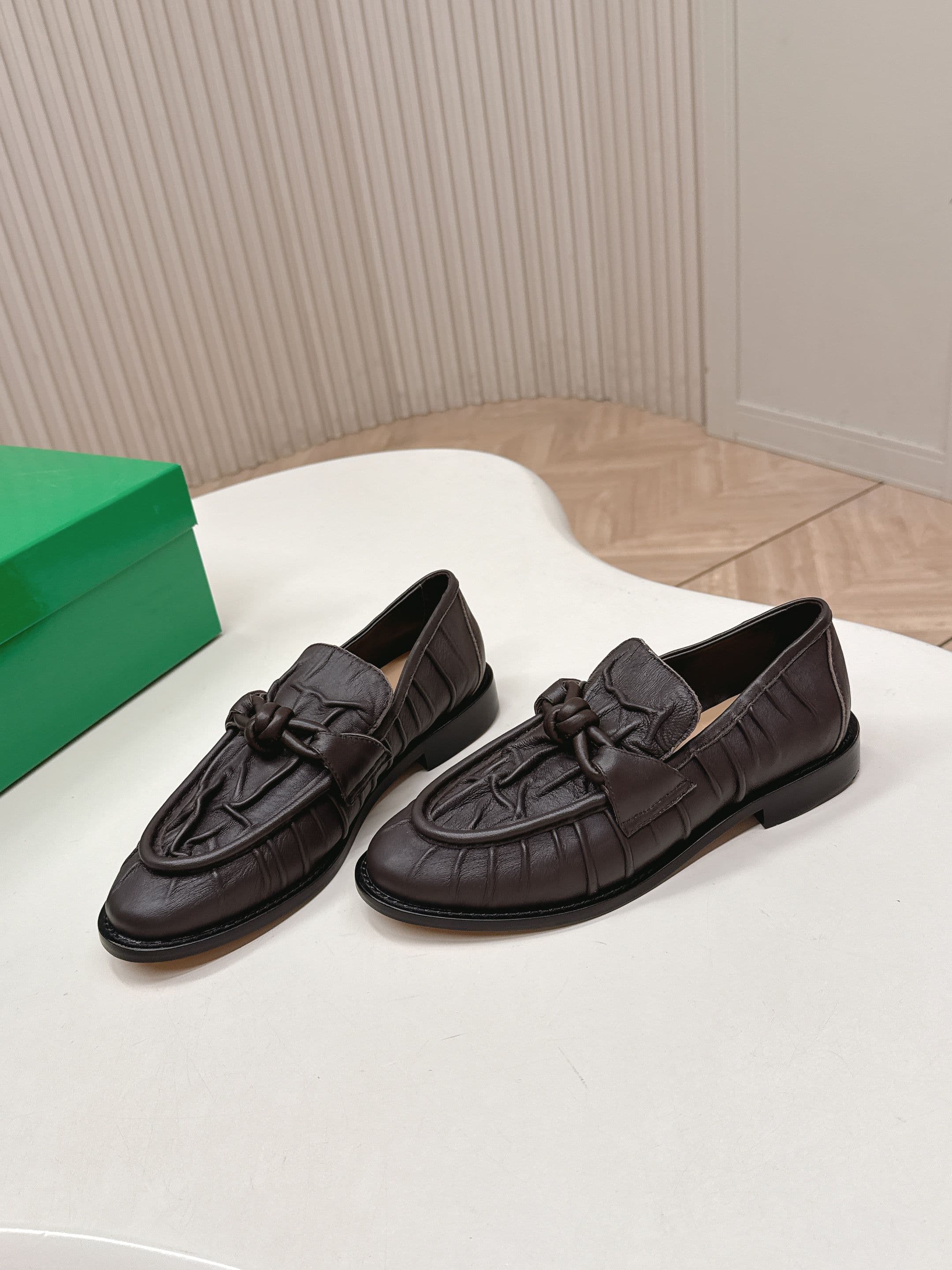 C195 High version: New model BV 2026. Style inspired by classic Chinese fashion. Covered in wrinkled leather. Leather lacing details. BOTTEGA VENET women’s Astaire LeFevre shoe. — image 4