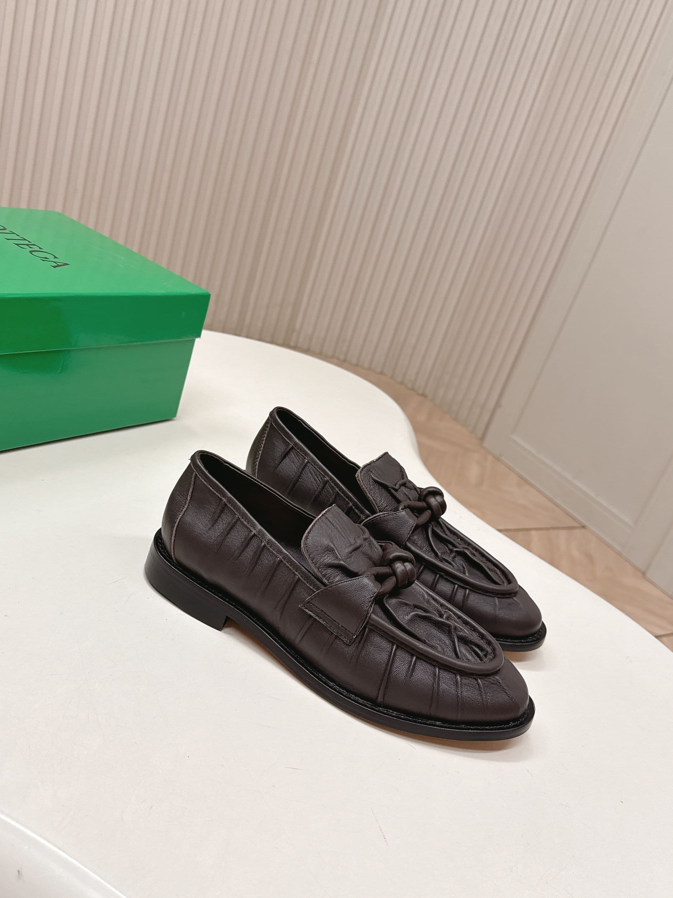 C195 High version: New model BV 2026. Style inspired by classic Chinese fashion. Covered in wrinkled leather. Leather lacing details. BOTTEGA VENET women’s Astaire LeFevre shoe. — image 5