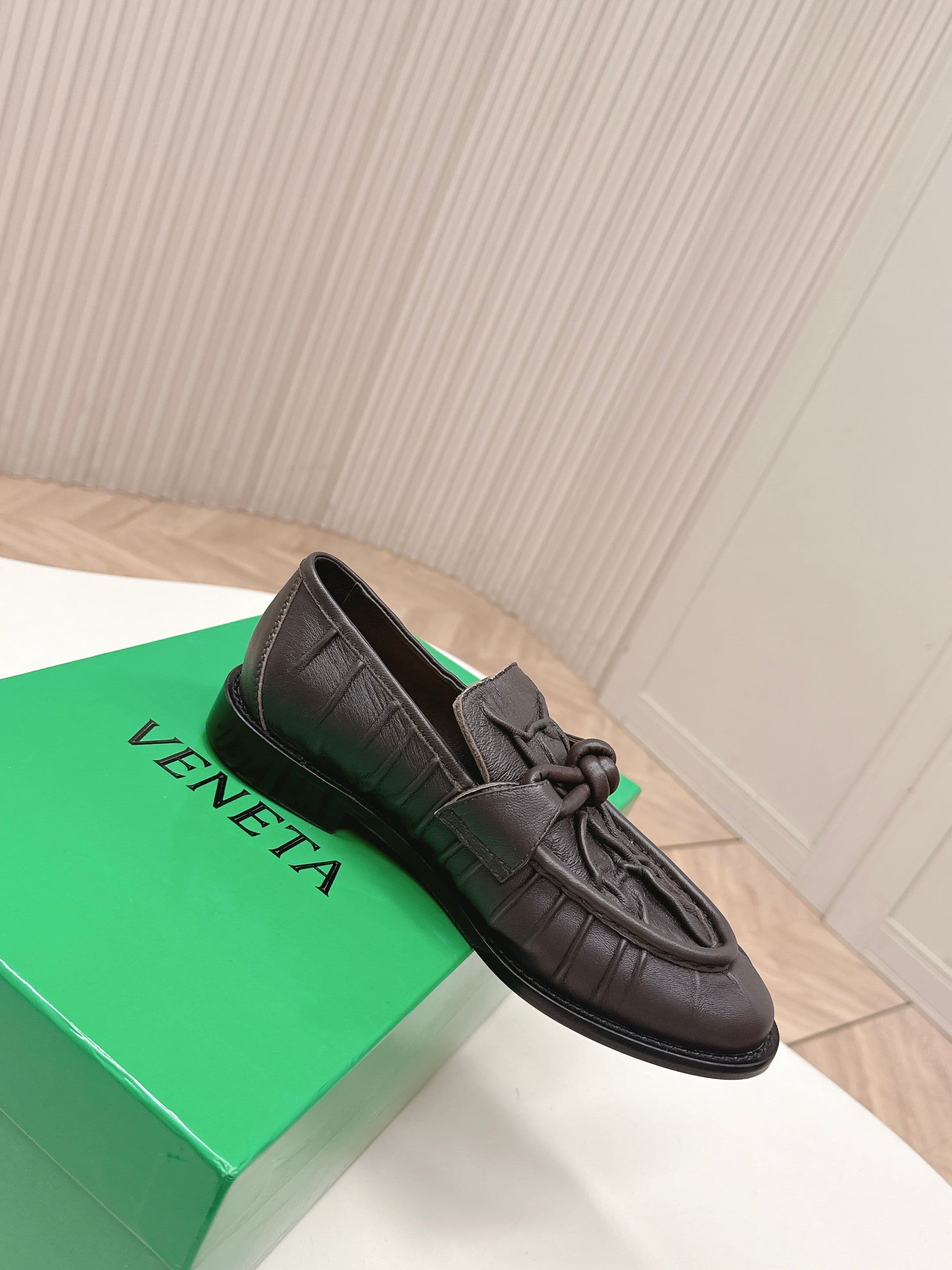 C195 High version: New model BV 2026. Style inspired by classic Chinese fashion. Covered in wrinkled leather. Leather lacing details. BOTTEGA VENET women’s Astaire LeFevre shoe. — image 3
