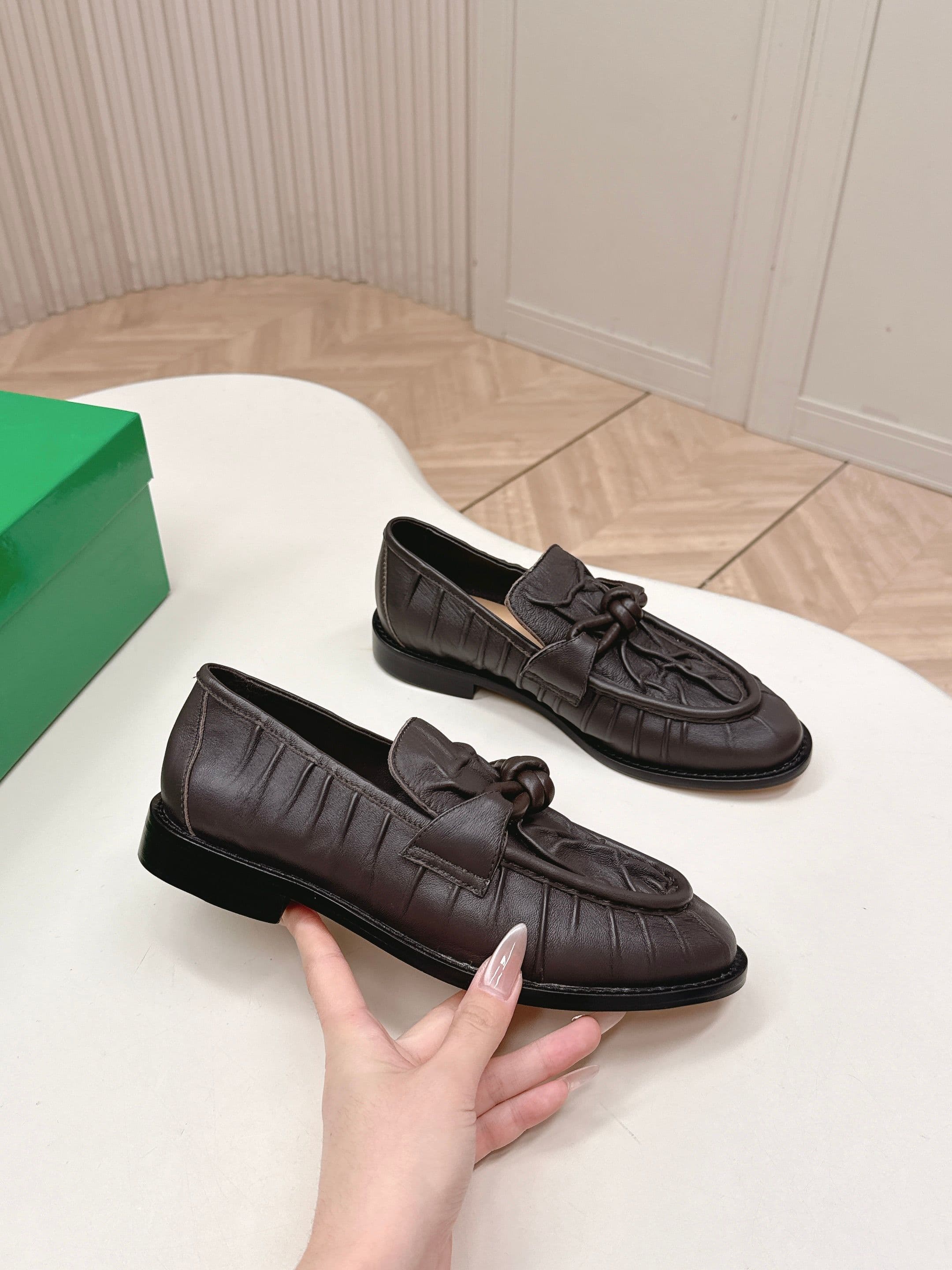 C195 High version: New model BV 2026. Style inspired by classic Chinese fashion. Covered in wrinkled leather. Leather lacing details. BOTTEGA VENET women’s Astaire LeFevre shoe. — image 2